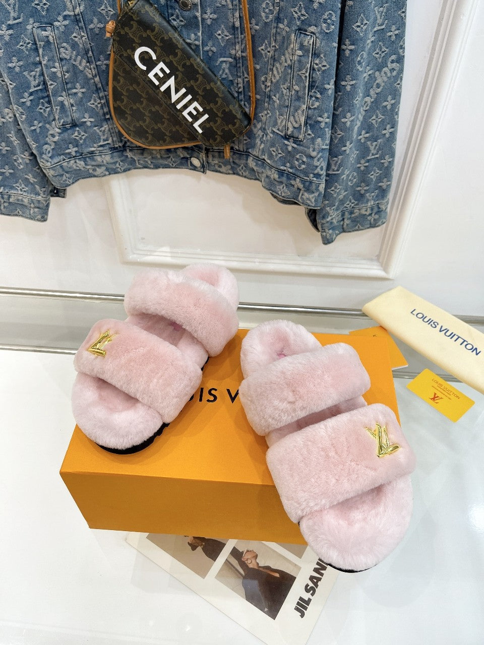 HALF MULE SLIPPERS IN LIGHT PINK FLEECE FEATURING METALLIC LOGO、mysite、Cacoeks