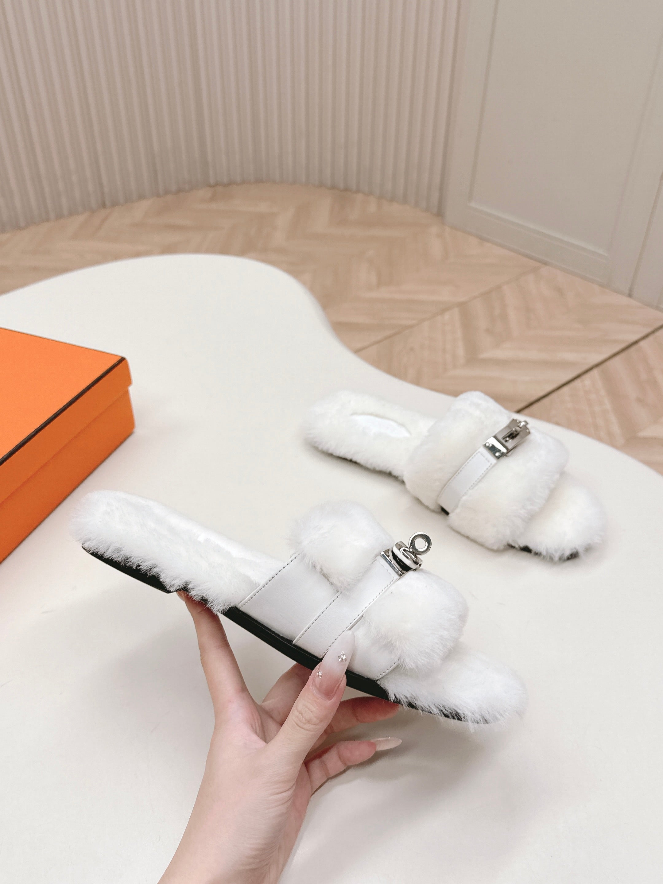 HM 25S ORAN SANDAL IN WHITE SHEARLING WITH SILVER HARDWARE、mysite、Cacoeks