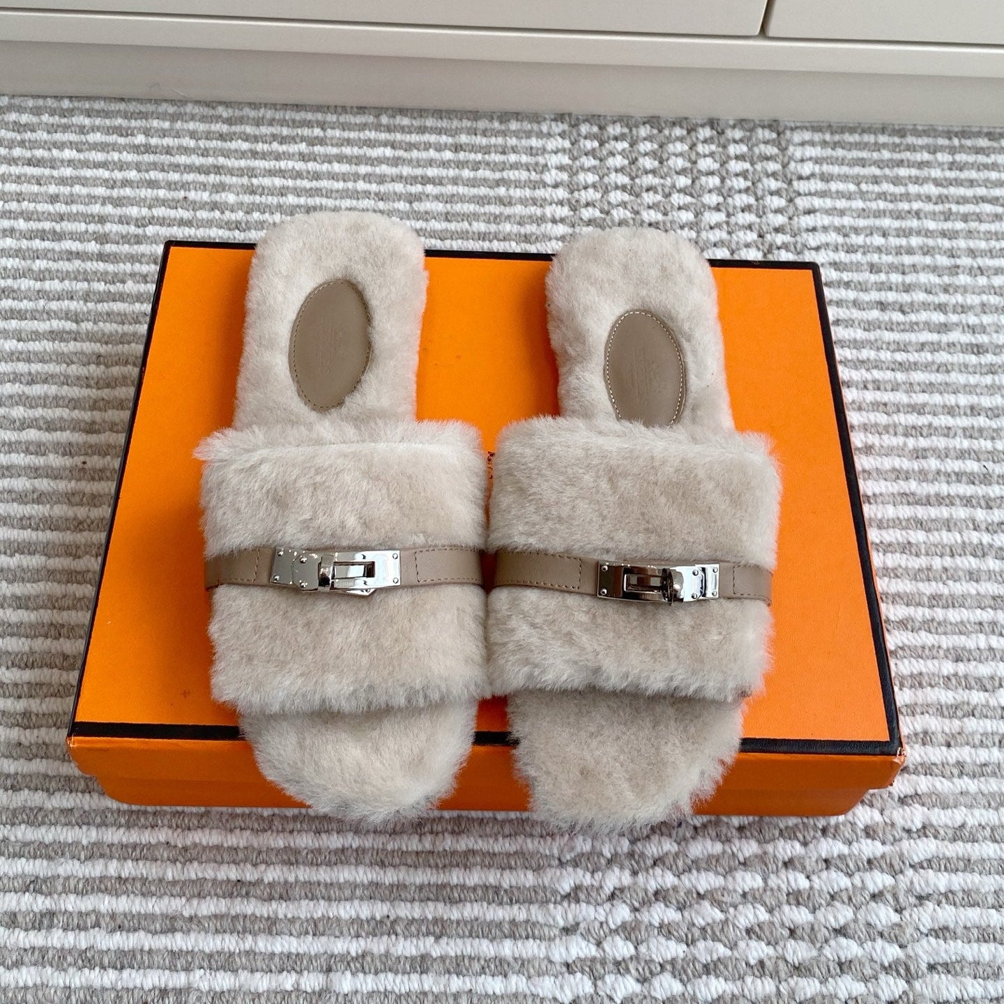 HM 25S GIULIA SANDAL IN PALE BEIGE GRAY SHEARLING WITH SILVER HARDWARE、mysite、Cacoeks