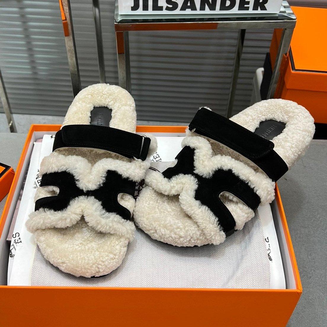 CHYPRE SLIPPERS IN BEIGE LAMB WOOL AND BLACK SUEDE、mysite、Cacoeks