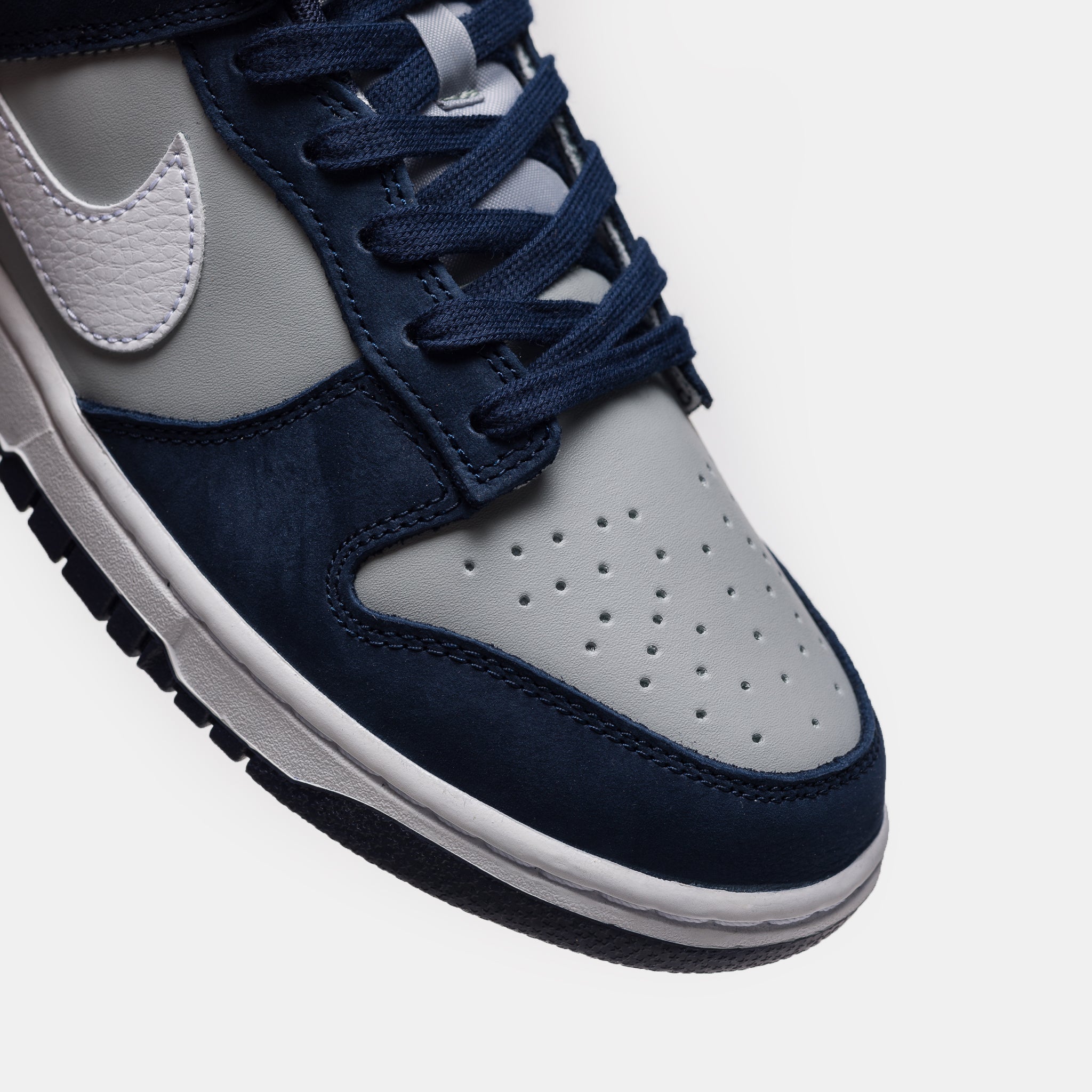 Dunk Low Sneaker in Obsidian/White/Light Smoke Grey