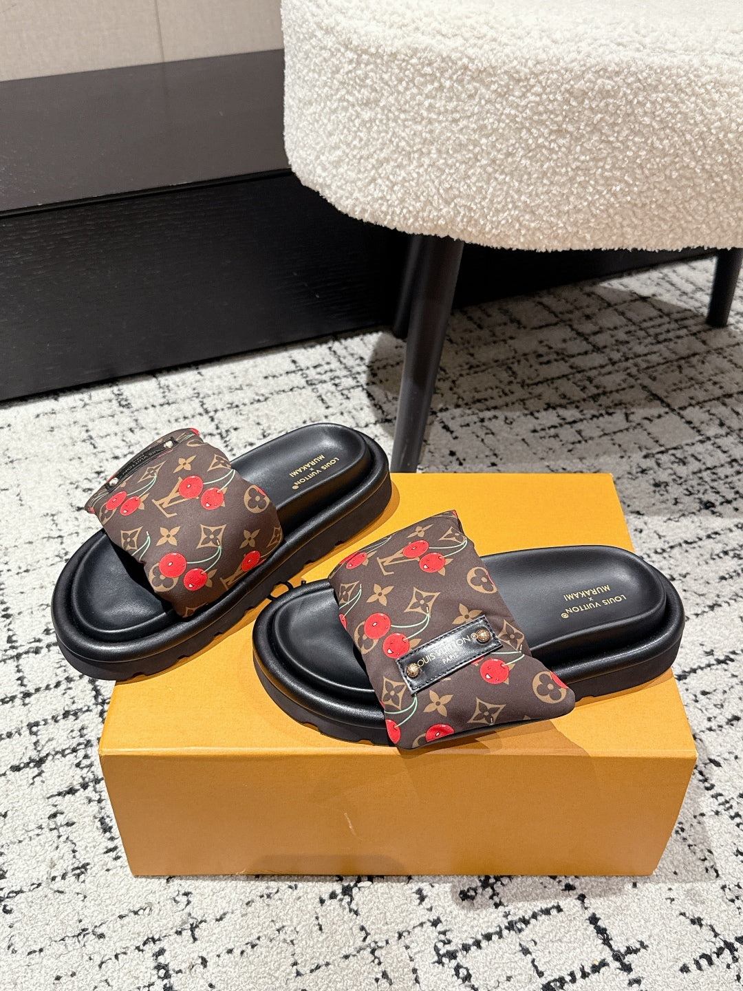 LV MIAMI-STYLE SANDALS 25S IN BROWN FABRIC AND BLACK CALFSKIN、mysite、Cacoeks