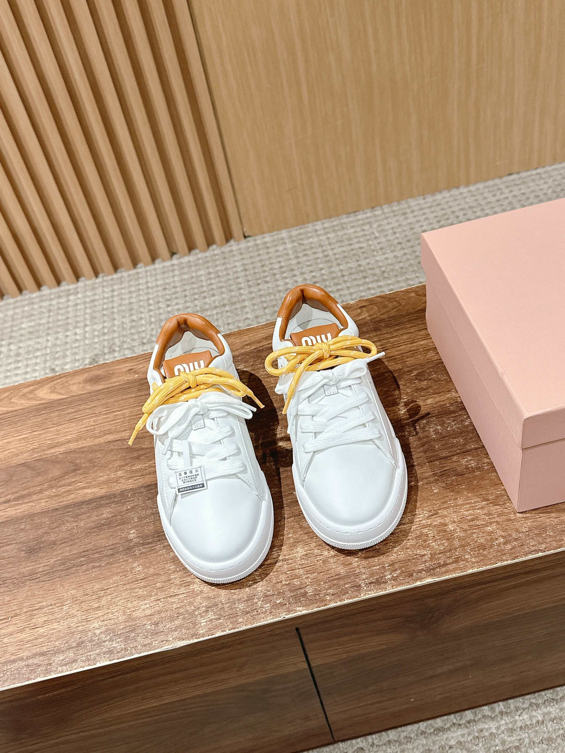 MM SNEAKERS IN WHITE CALFSKIN WITH YELLOW LACES、mysite、Cacoeks