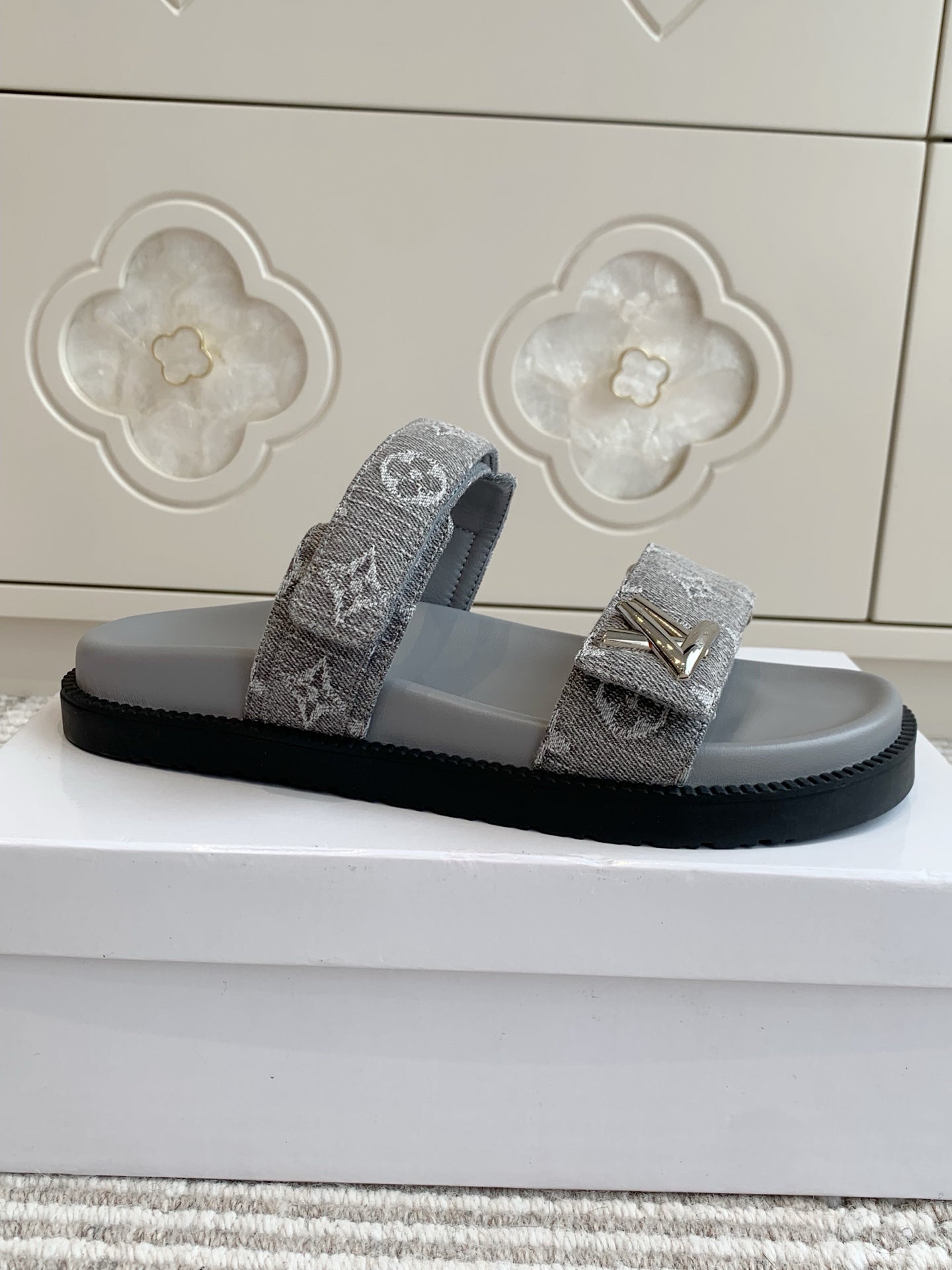 LV TWO-STRAP SANDALS 25S IN GREY DENIM AND CALFSKIN WITH SILVER HARDWARE、mysite、Cacoeks