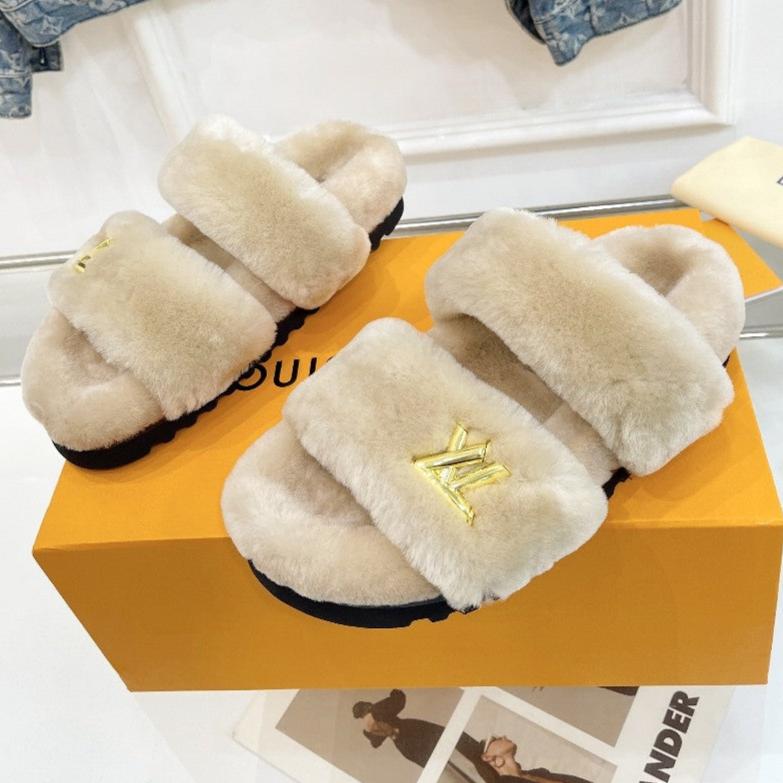 HALF MULE SLIPPERS IN CAMEL BEIGE FLEECE FEATURING METALLIC LOGO、mysite、Cacoeks