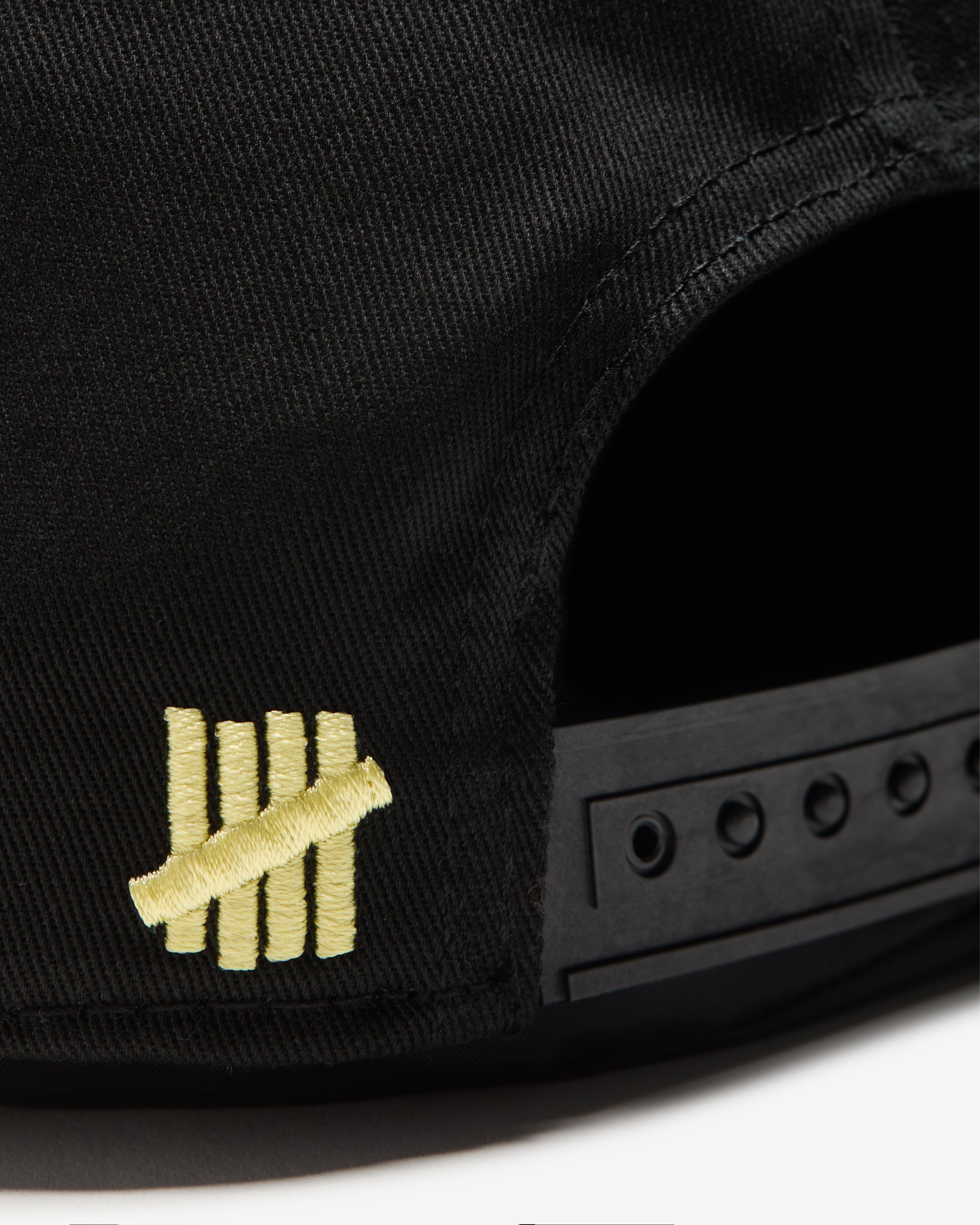 UNDEFEATED SCRIPT LOGO SNAPBACK