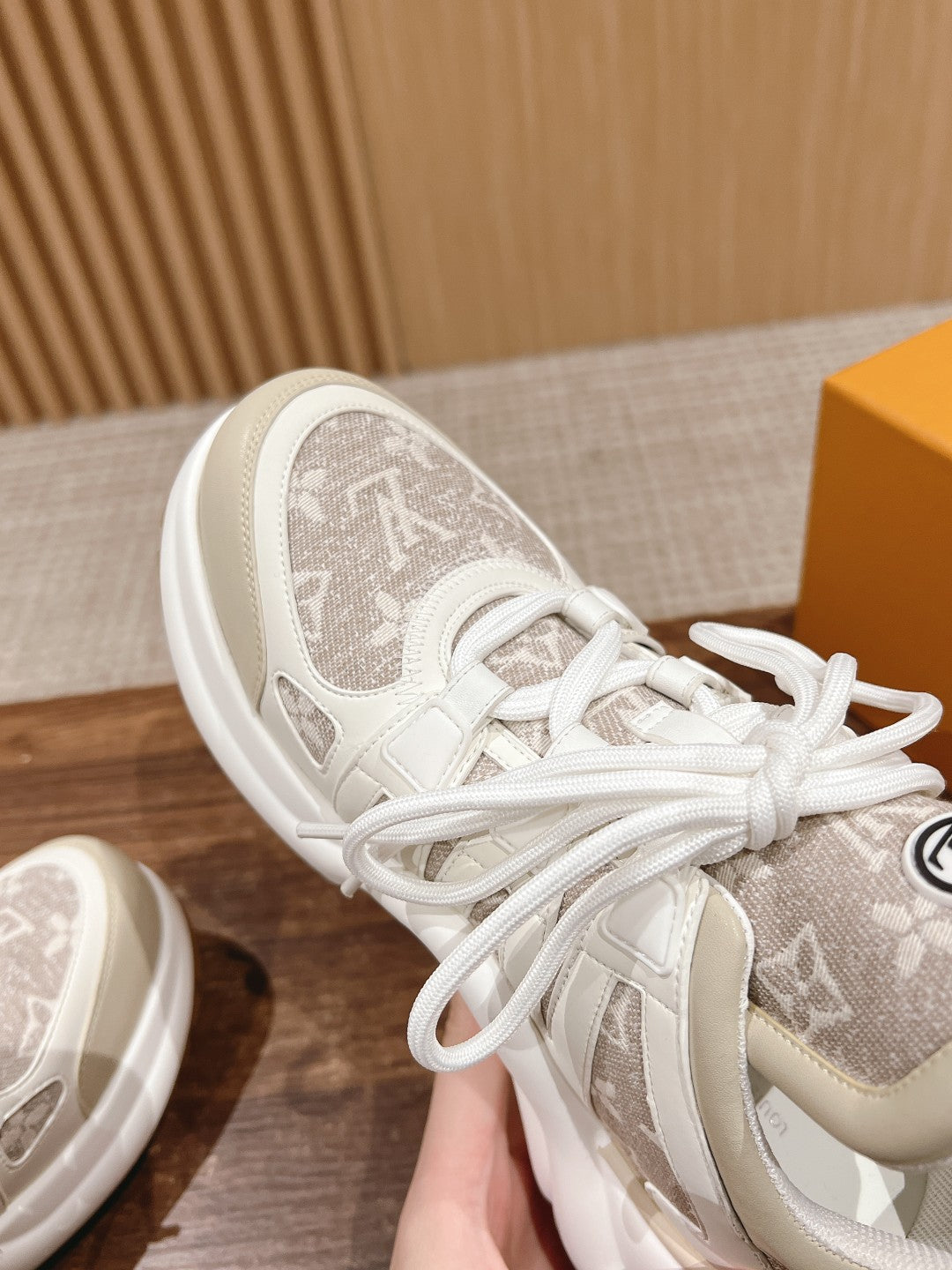 LV ARCHLIGHT SNEAKER IN WHITE CALFSKIN AND CAMEL BEIGE MONOGRAM DENIM、mysite、Cacoeks