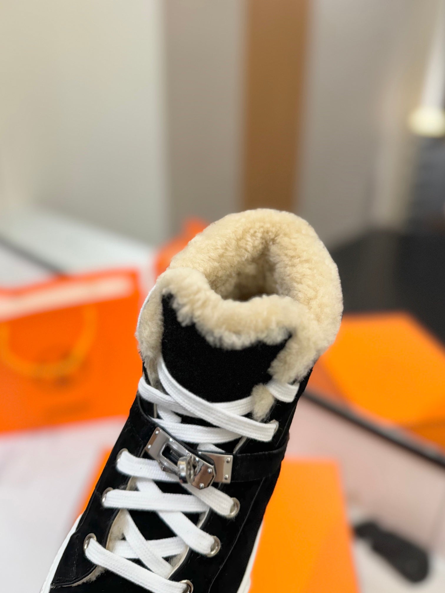 CHEALSEA BOOTS IN BLACK SUEDE AND FLEECE LINING、mysite、Cacoeks