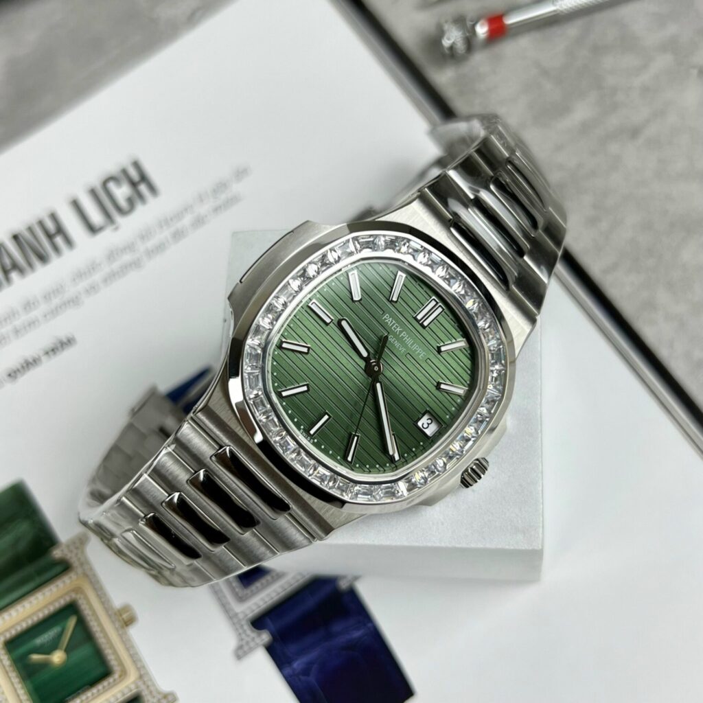 Đồng Hồ Patek Philippe Nautilus 5723 Mặt Xanh Lá Cây Rep 11 40mm (7)