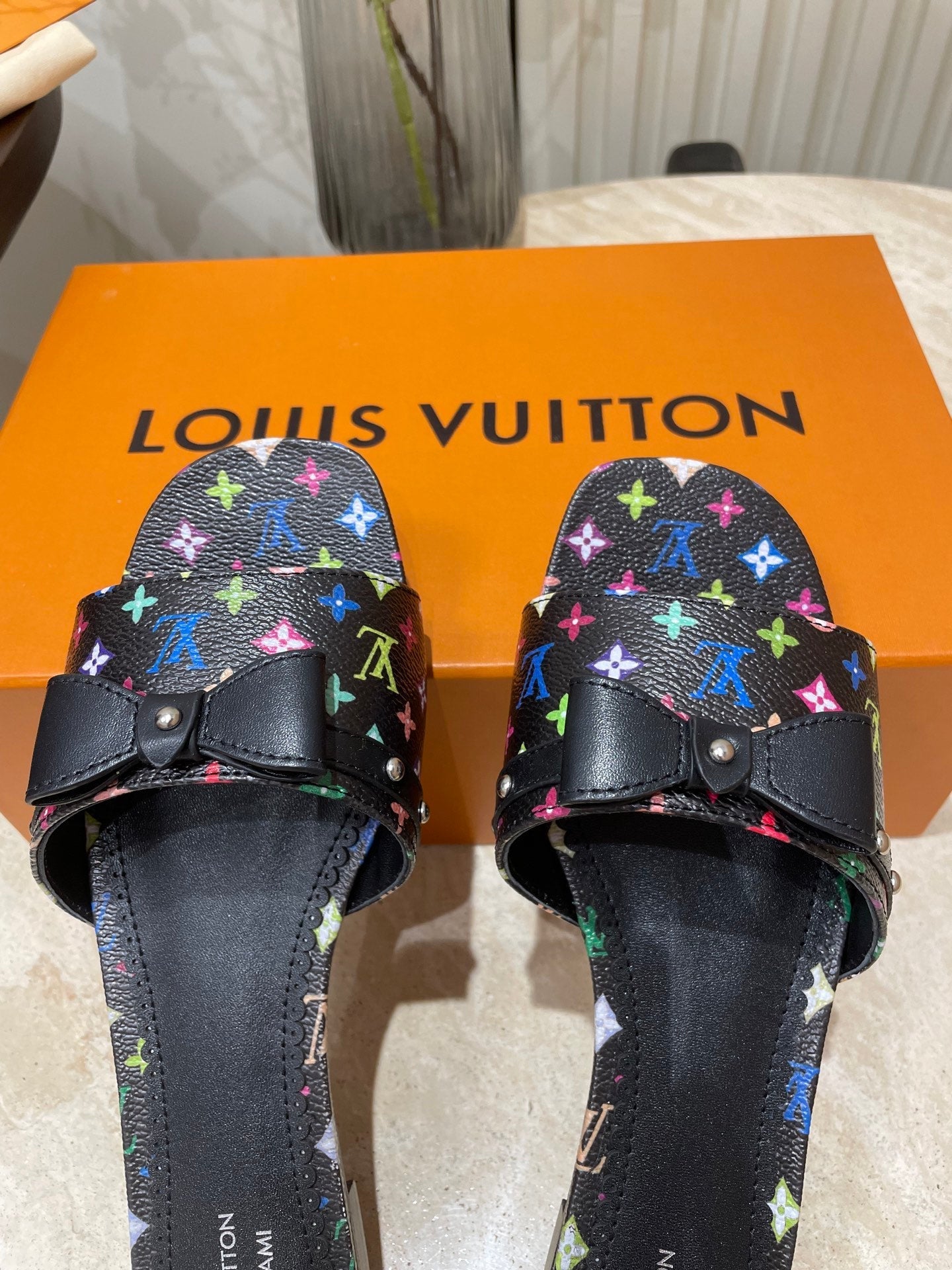 BOW FLAT MULES IN BLACK MONOGRAM LAMBSKIN、mysite、Cacoeks