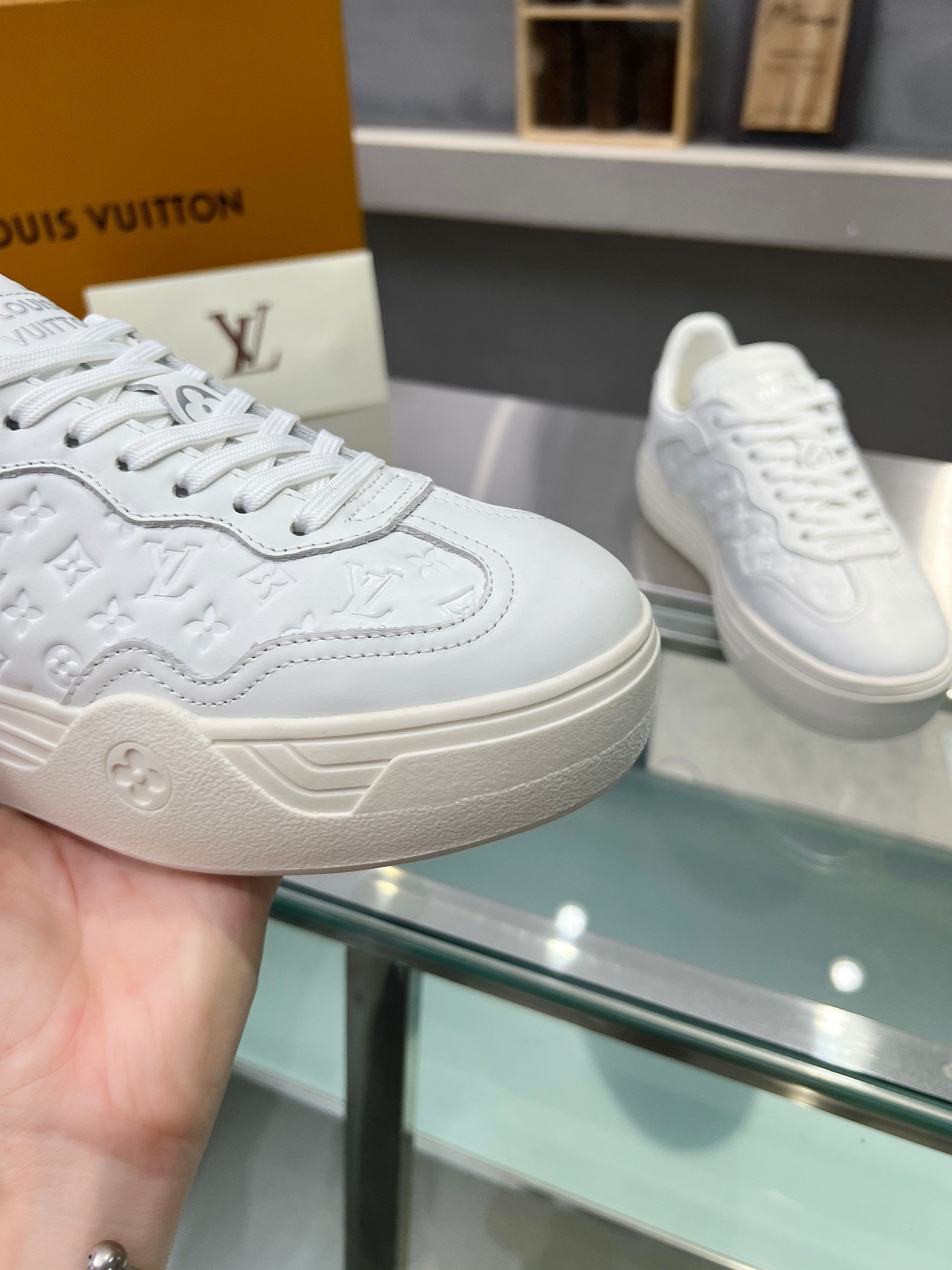 LV WOMEN GROOVY PLATFORM IN WHITE EMBOSSED CALFSKIN、mysite、Cacoeks
