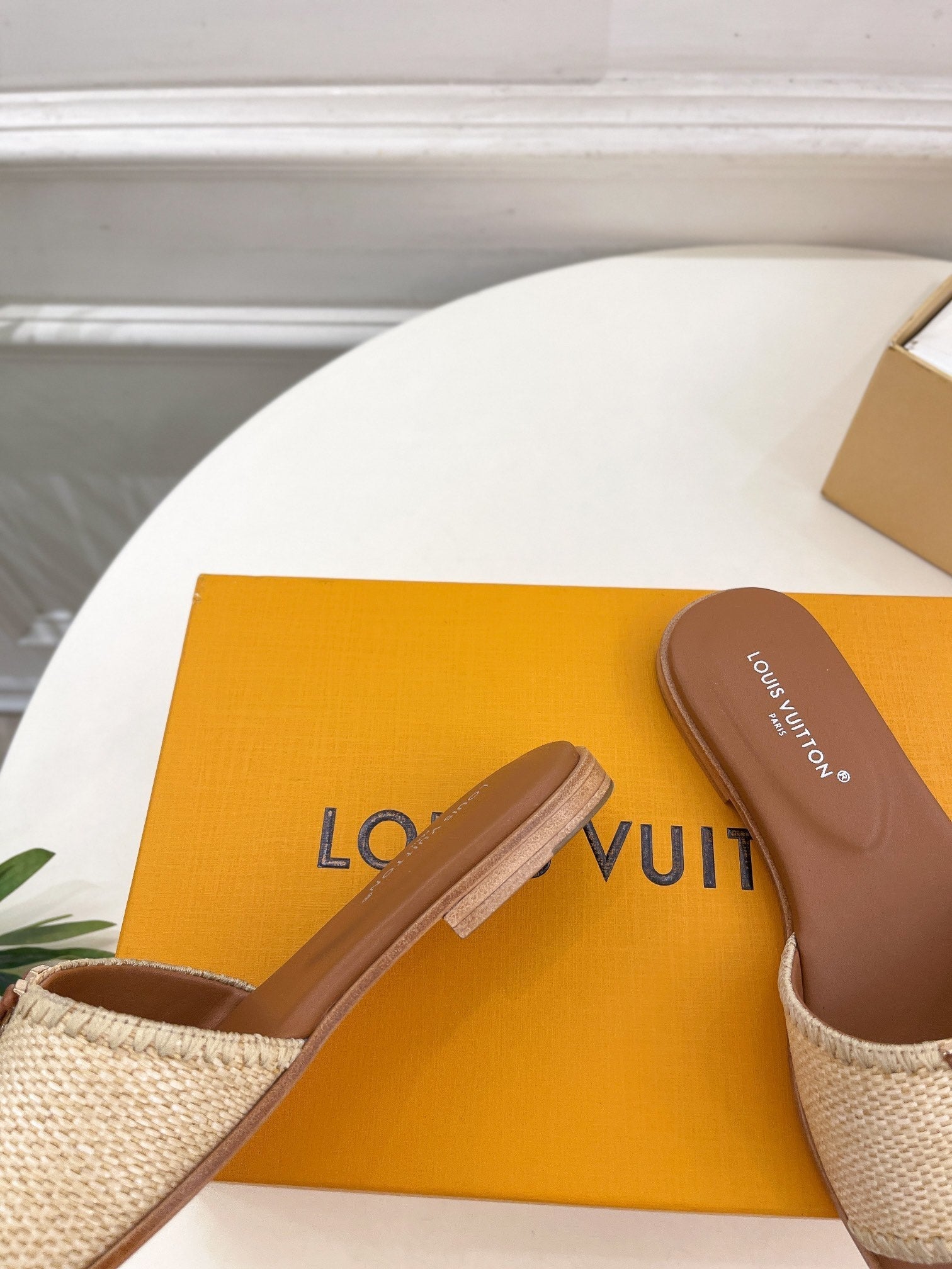 LV WOMEN CAPRI FLAT MULES IN CHOCOLATE BROWN LEATHER AND RAFFIA、mysite、Cacoeks