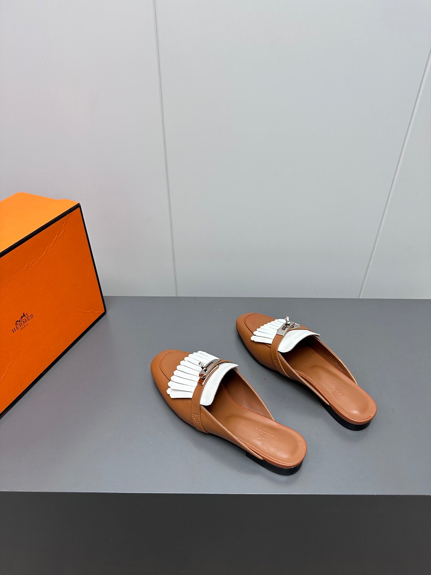 0Z MULE IN BRONZE BROWN LAMBSKIN WITH WHITE FRINGE DETAIL、mysite、Cacoeks