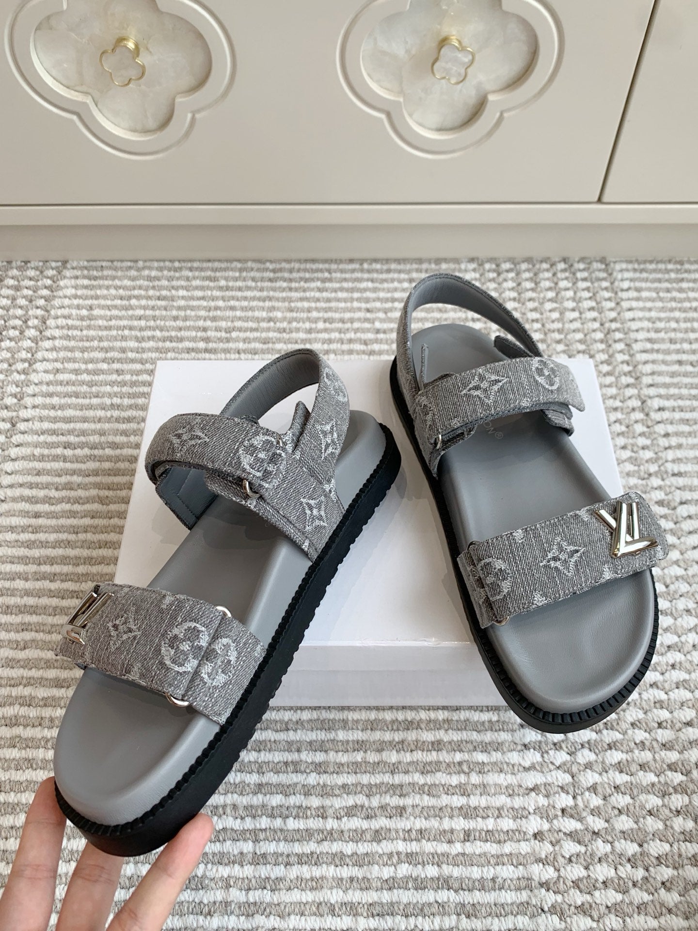 LV SANDALS 25S IN GREY DENIM AND CALFSKIN WITH SILVER HARDWARE、mysite、Cacoeks