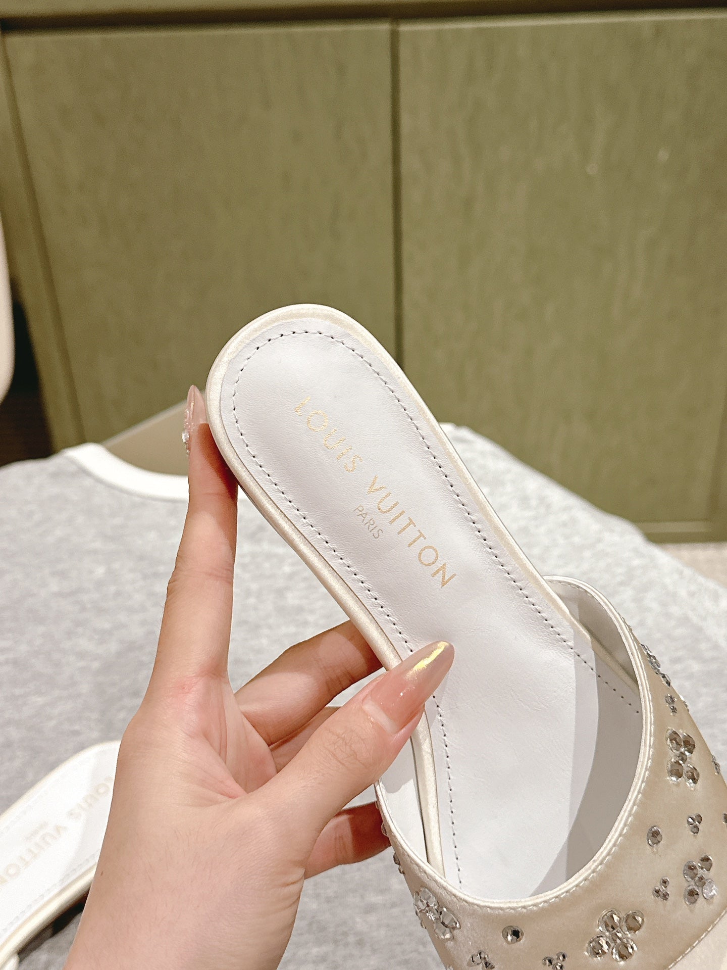 LV WOMEN FLAT MULE IN WHITE SATIN WITH RHINESTONE、mysite、Cacoeks