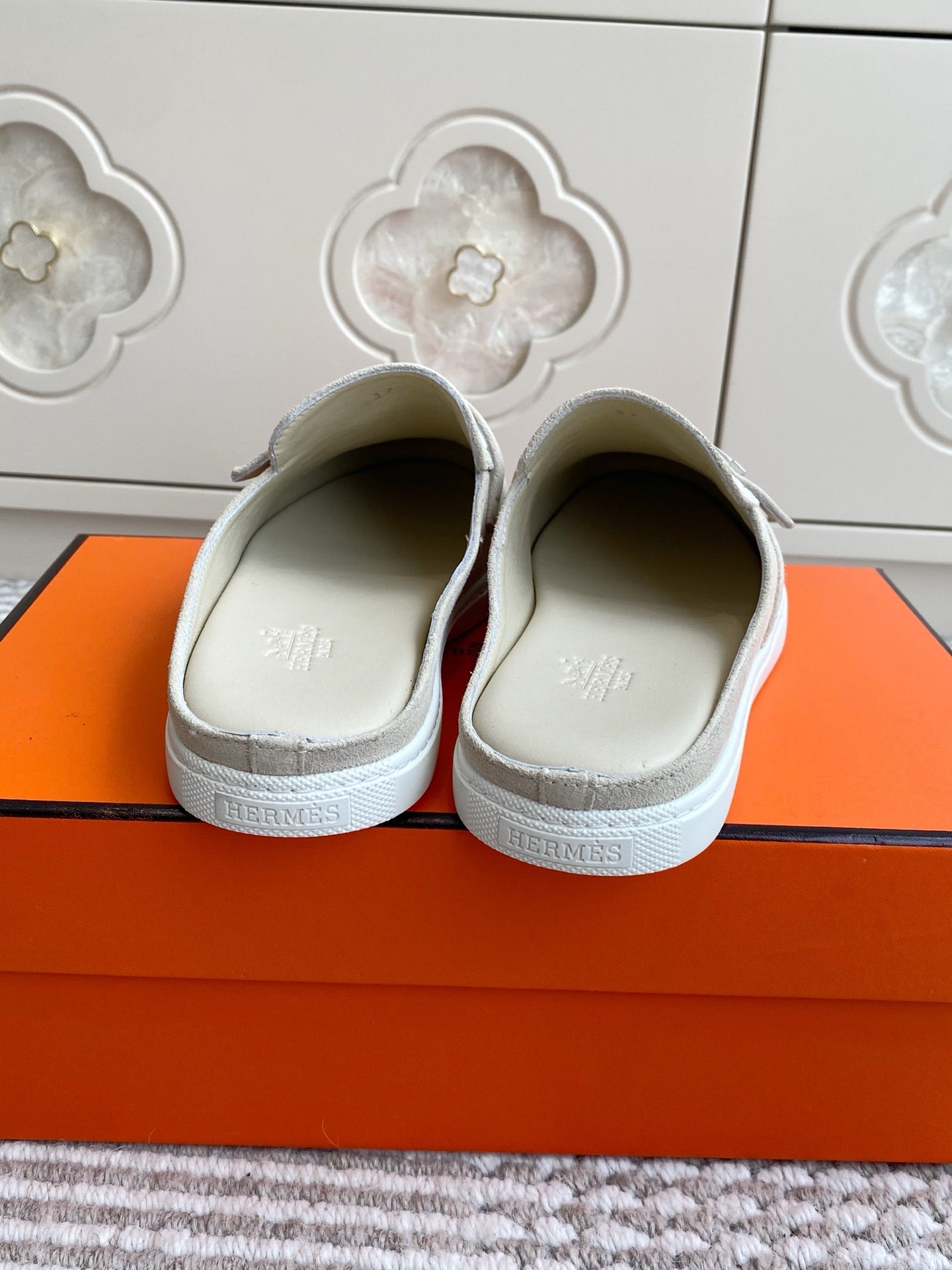 HM 25S MULES IN CREAM WHITE SUEDE WITH SILVER HARDWARE、mysite、Cacoeks