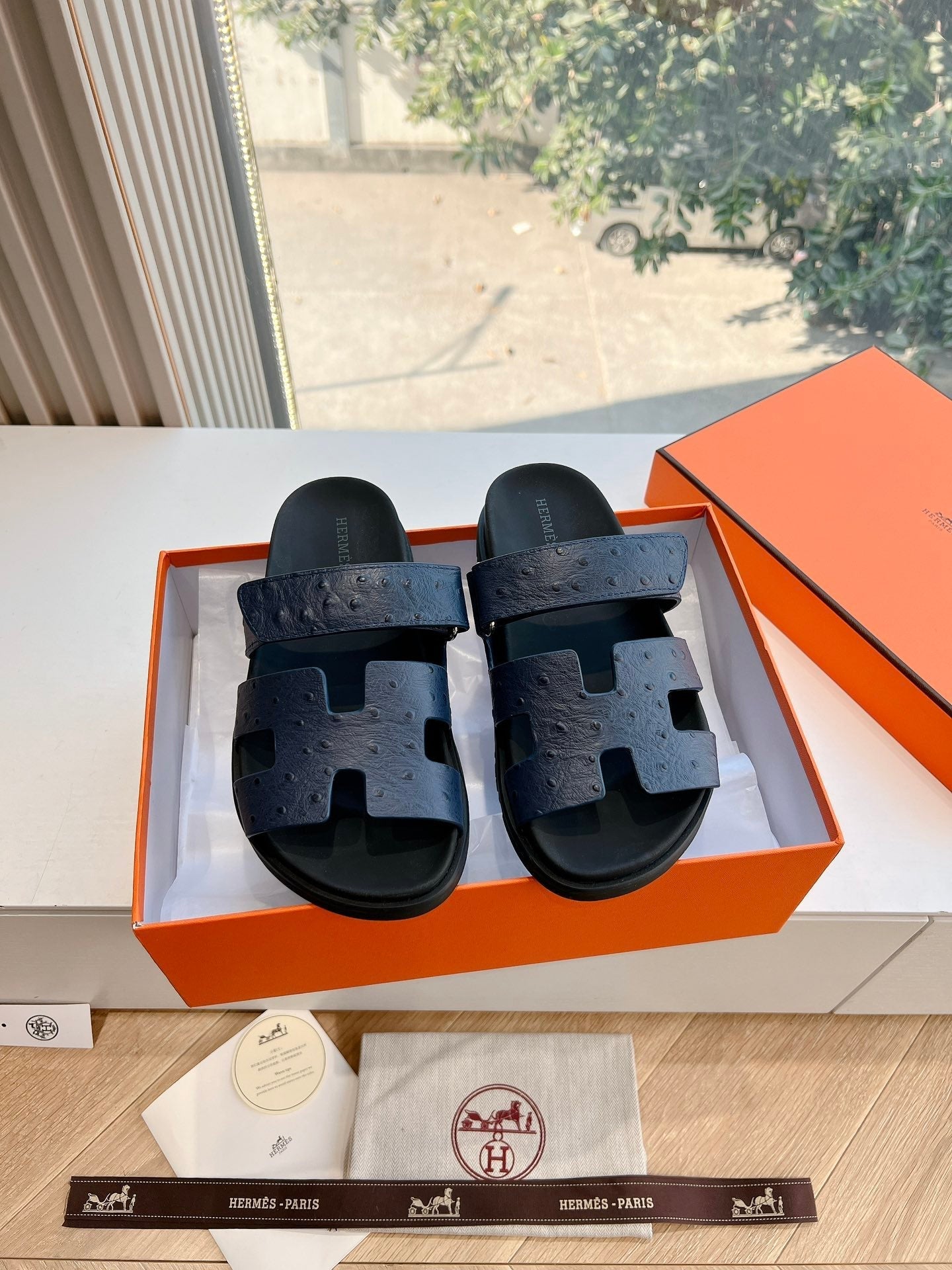 CHYPRE SANDAL IN BLACK GRAINED CALFSKIN、mysite、Cacoeks