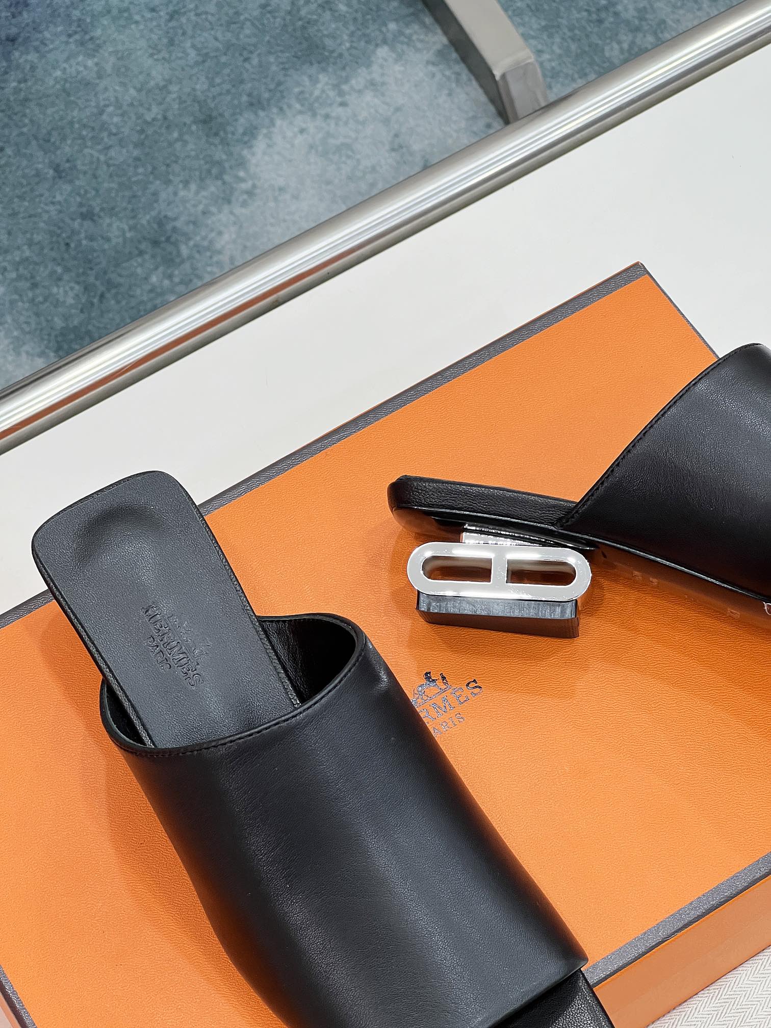 IDOLE SANDAL IN BLACK CALFSKIN、mysite、Cacoeks