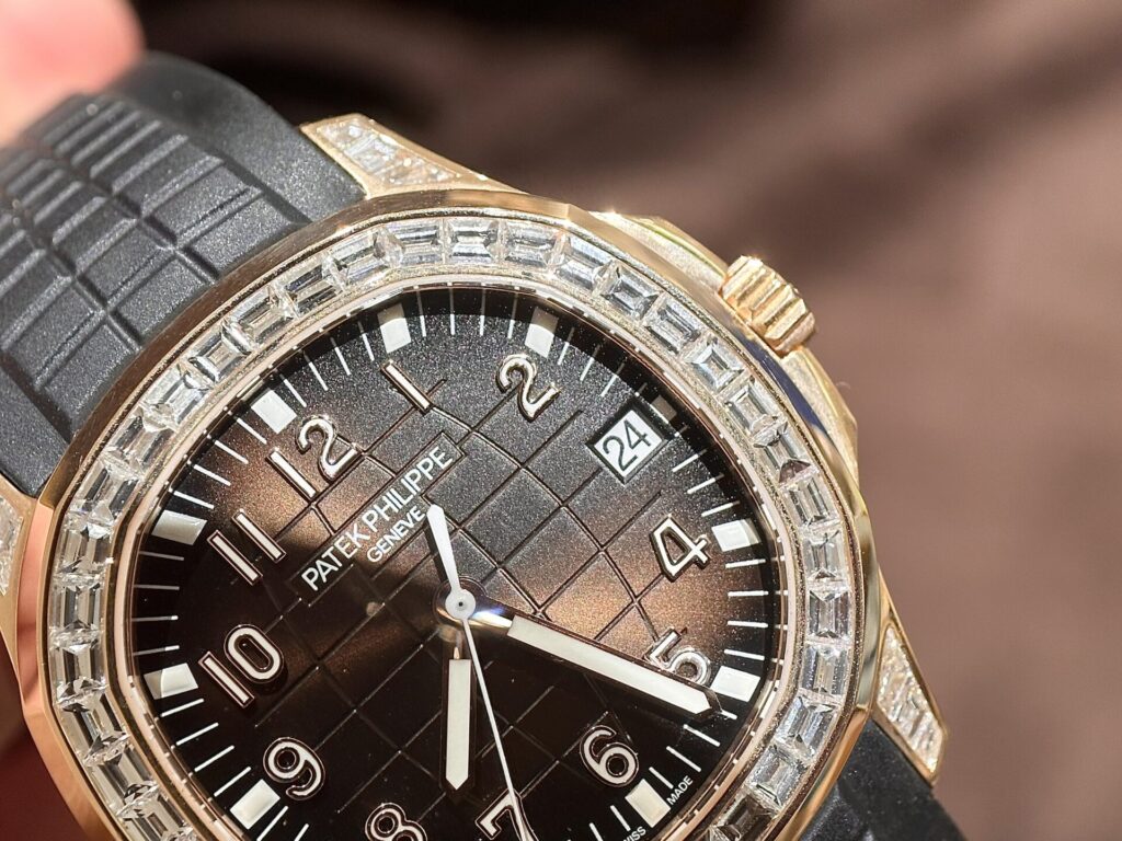 Đồng Hồ Patek Philippe Aquanaut 5167R Vàng Khối 18K Kim Cương Tự Nhiên 40mm (2)