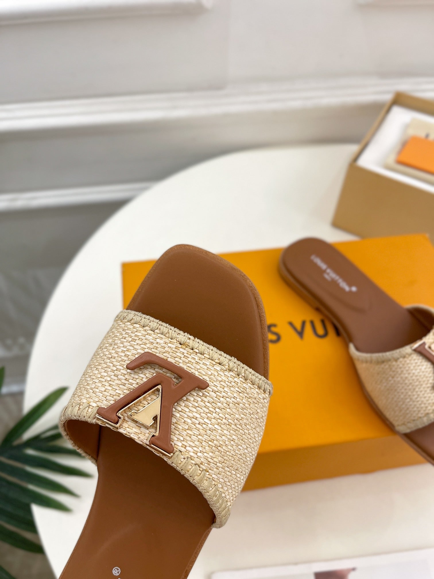 LV WOMEN CAPRI FLAT MULES IN CHOCOLATE BROWN LEATHER AND RAFFIA、mysite、Cacoeks