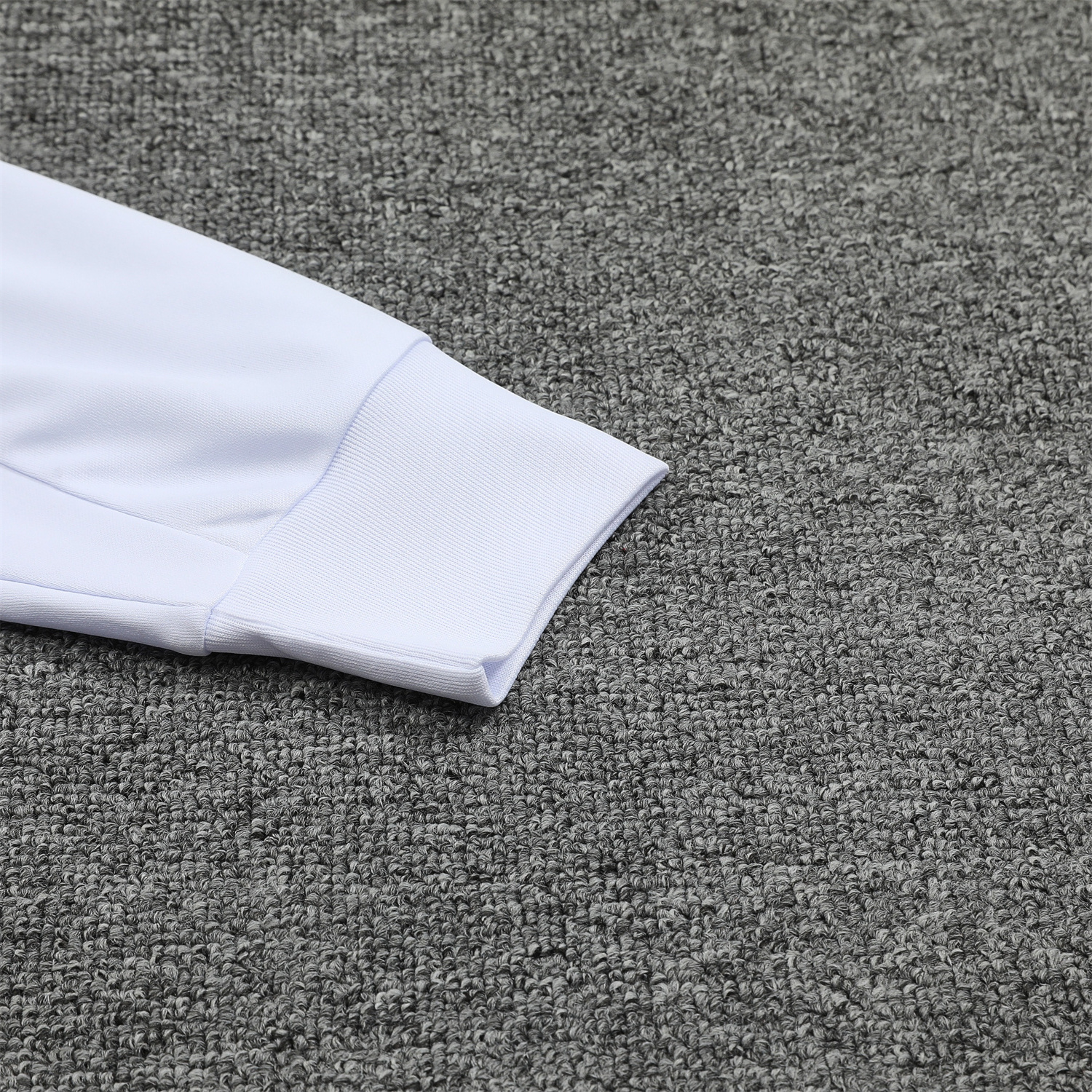 ManixJersey.com | Real Madrid 24-25 Training Hoodie Set - White Hoodie and Black Pants -Customize Name, Number and Patch | Worldwide Shipping