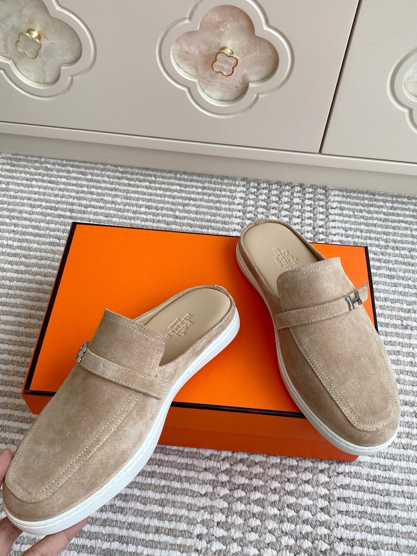 HM 25S MULES IN BEIGE SUEDE WITH SILVER HARDWARE、mysite、Cacoeks
