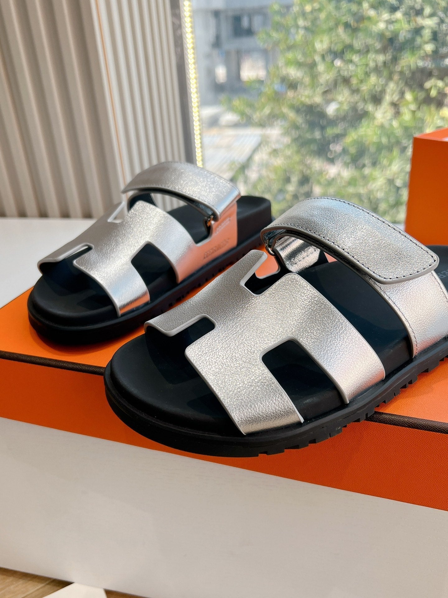 CHYPRE SANDAL IN SILVER METALLIC CALFSKIN、mysite、Cacoeks