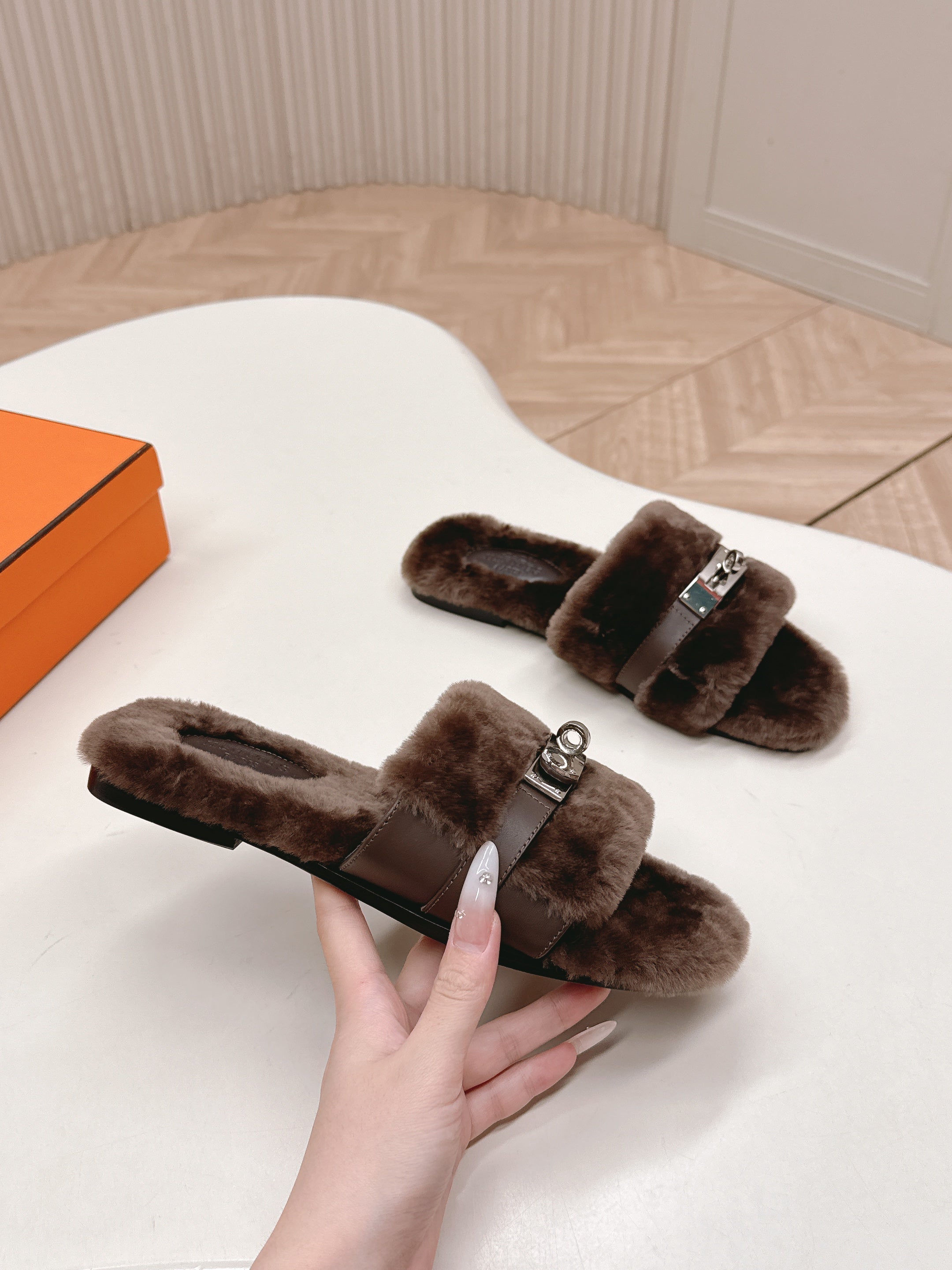 HM 25S ORAN SANDAL IN DARK BROWN SHEARLING WITH SILVER HARDWARE、mysite、Cacoeks