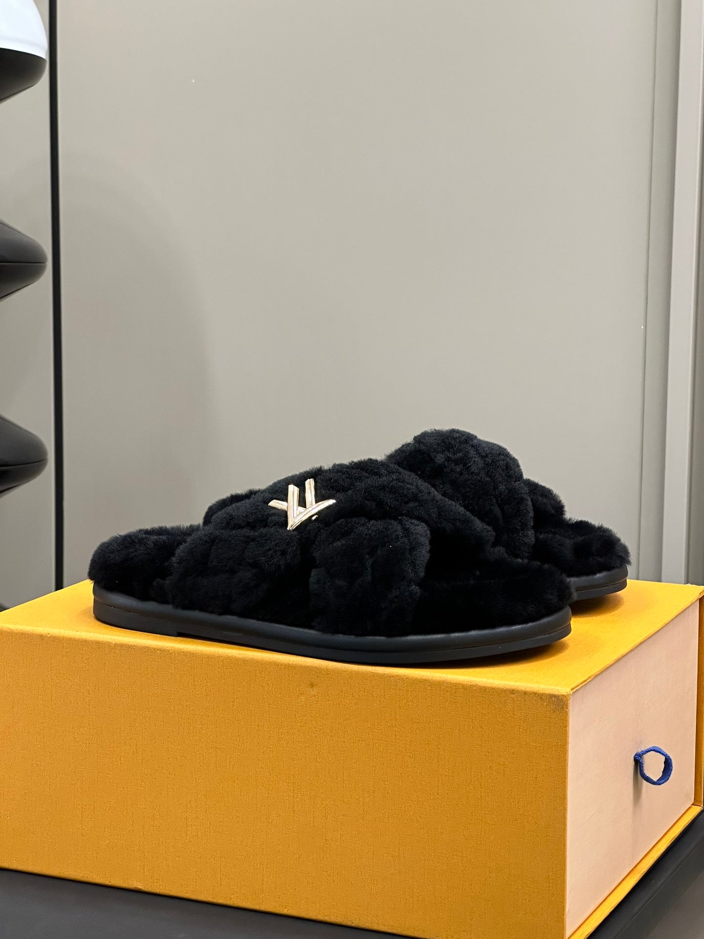 LV WOMEN'S SUNSET COMFORT FLAT MULE IN BLACK FLEECE、mysite、Cacoeks