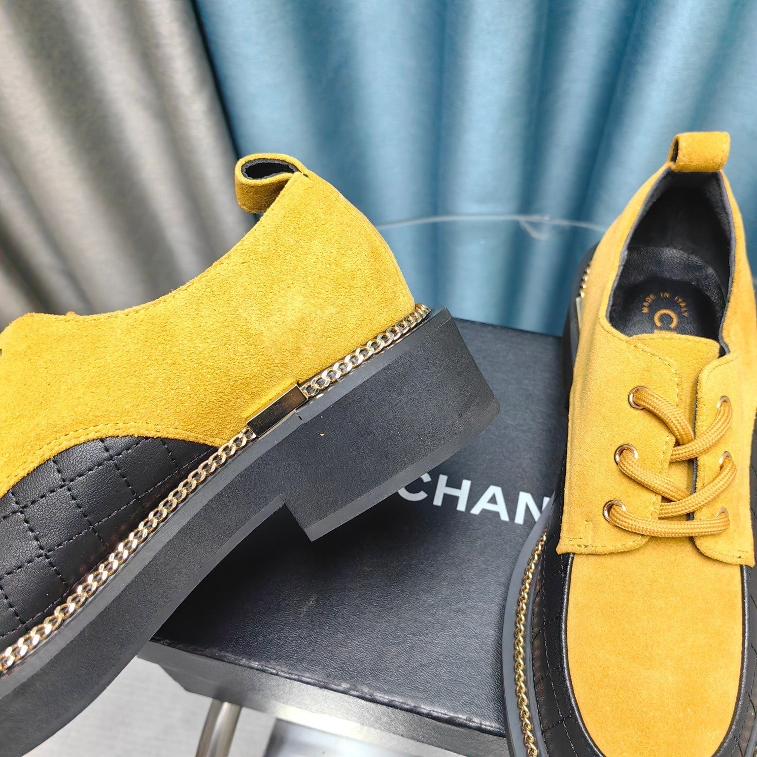 OXFORD SHOES IN GOLD YELLOW SUEDE AND BLACK SHEEPSKIN、mysite、Cacoeks