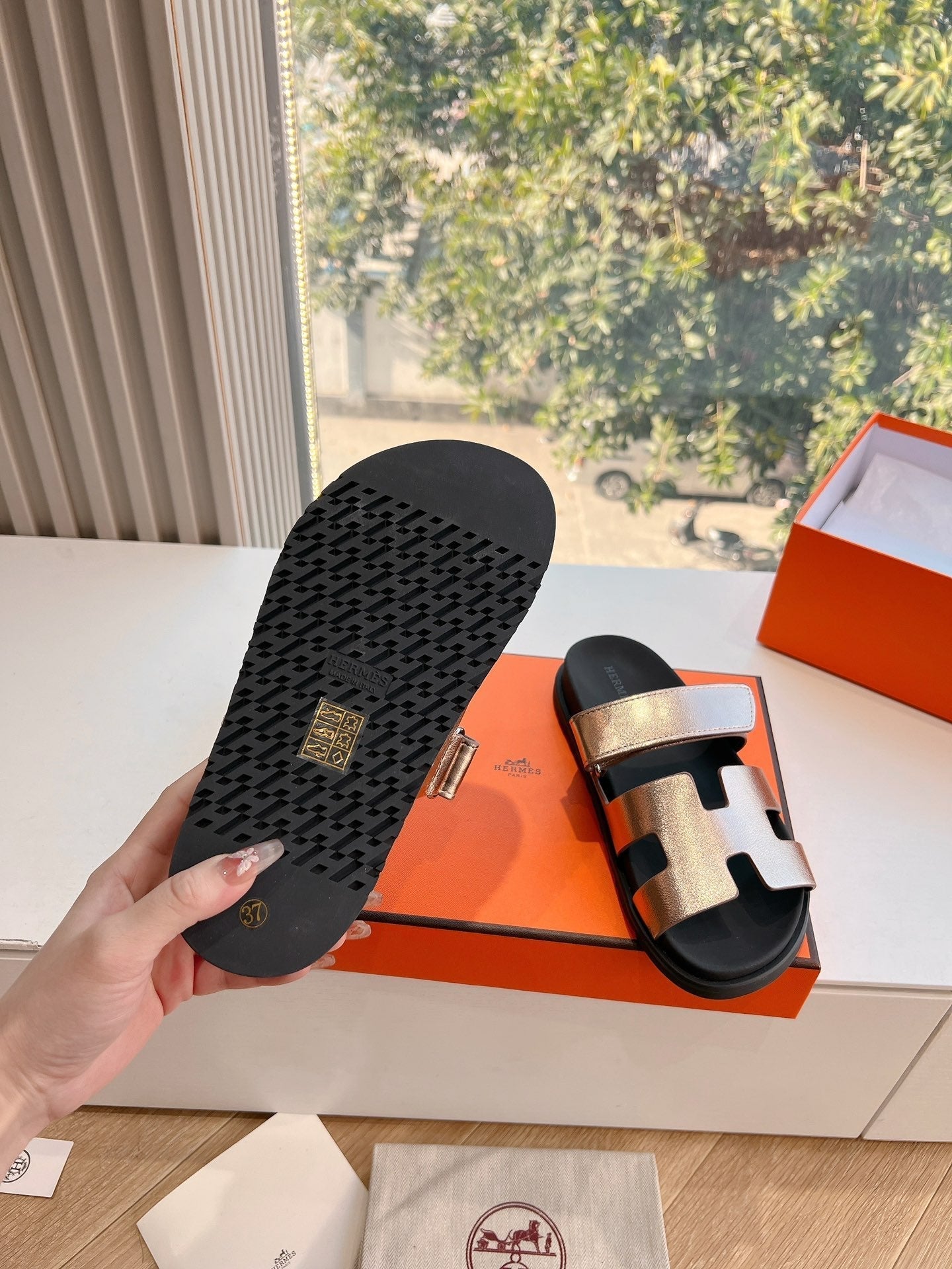 CHYPRE SANDAL IN COPPER BROWN METALLIC CALFSKIN、mysite、Cacoeks