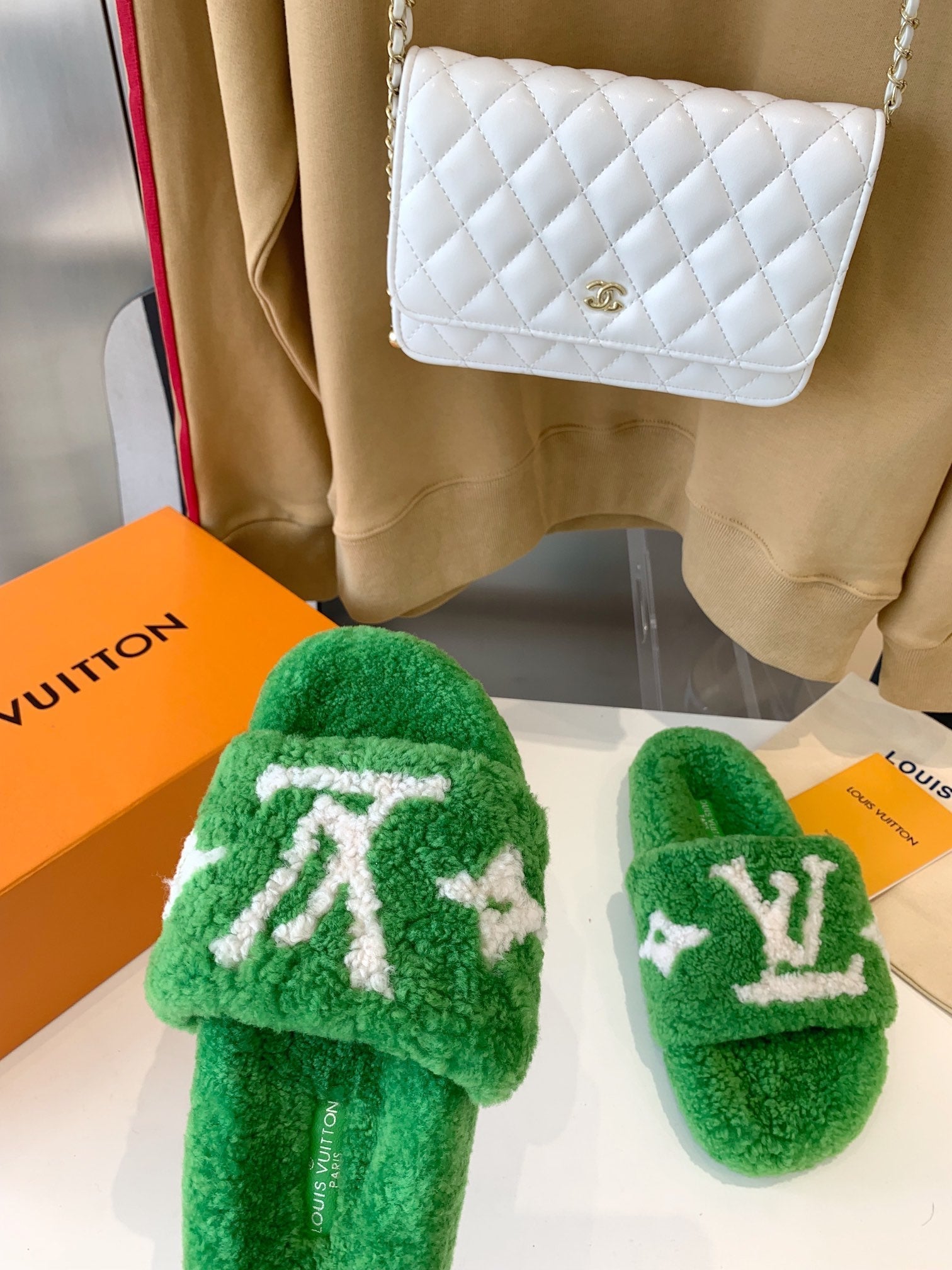 LV WOMEN'S PASEO FLAT SLIPPER IN GREEN FLEECE WITH WHITE LOGO、mysite、Cacoeks