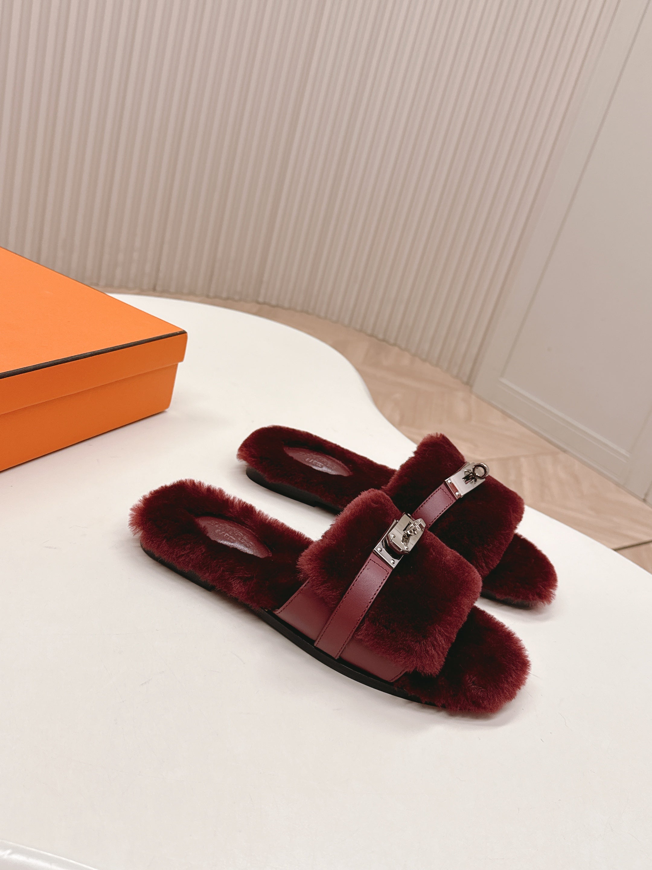 HM 25S ORAN SANDAL IN DARK RED SHEARLING WITH SILVER HARDWARE、mysite、Cacoeks
