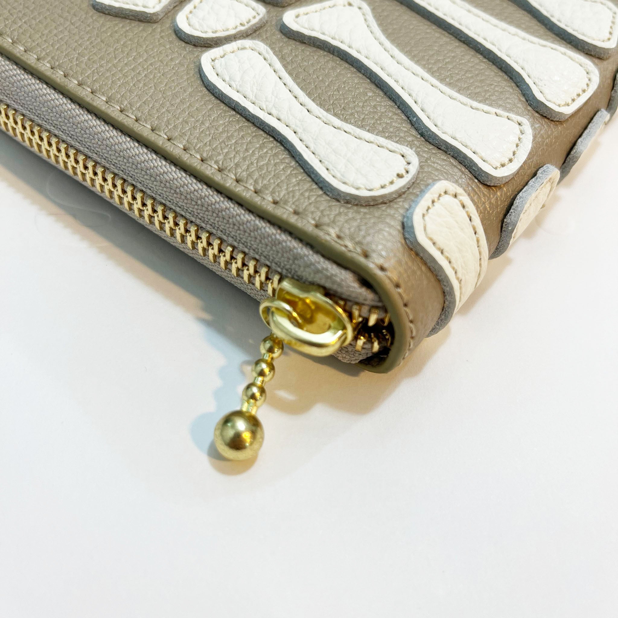 KAPITAL THUMBS UP BONE HAND ZIP WALLET  K2503XG523   Top Gold 