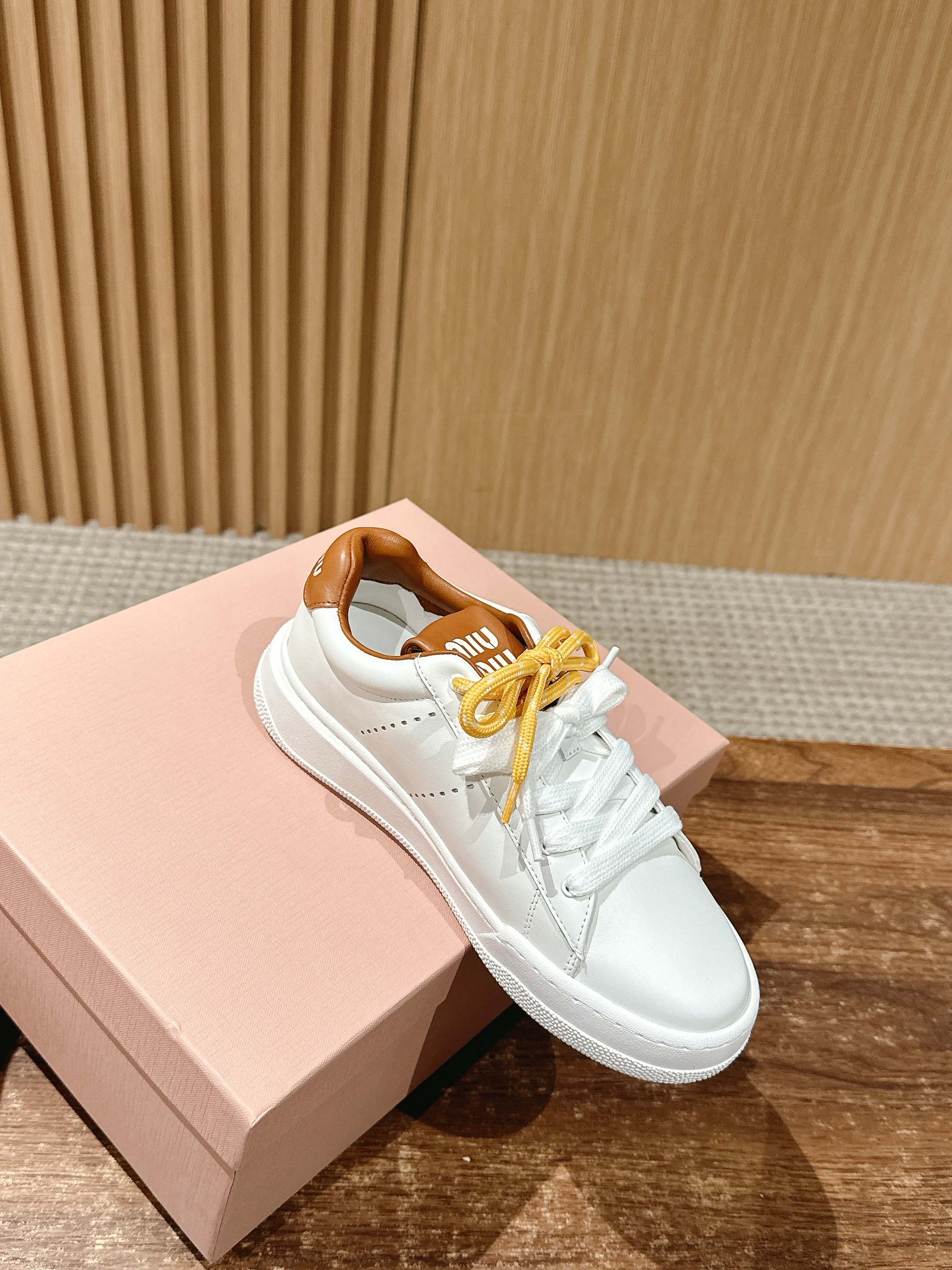 MM SNEAKERS IN WHITE CALFSKIN WITH YELLOW LACES、mysite、Cacoeks