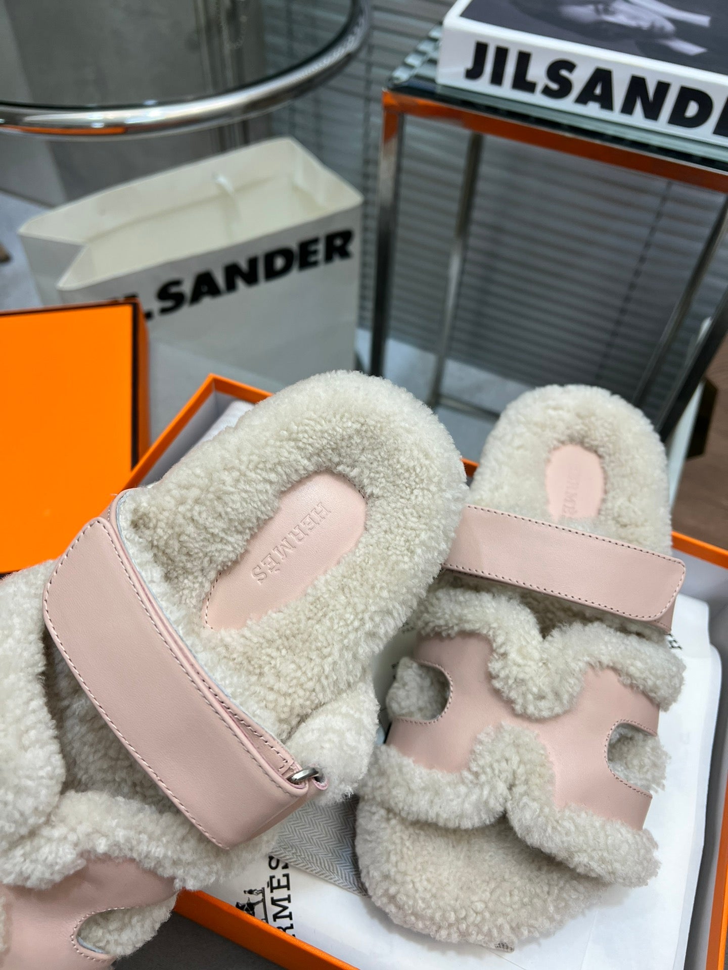 CHYPRE SLIPPERS IN BEIGE LAMB WOOL AND BABY PINK CALFSKIN、mysite、Cacoeks