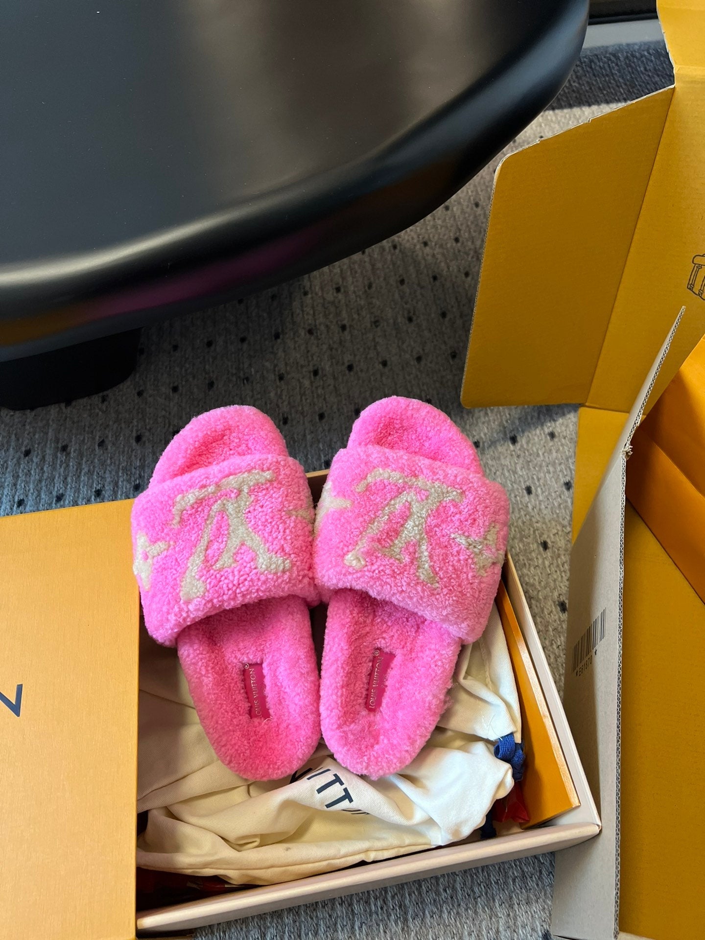 SLIPPER IN BRIGHT PINK FLEECE WITH CAMEL BEIGE LOGO、mysite、Cacoeks