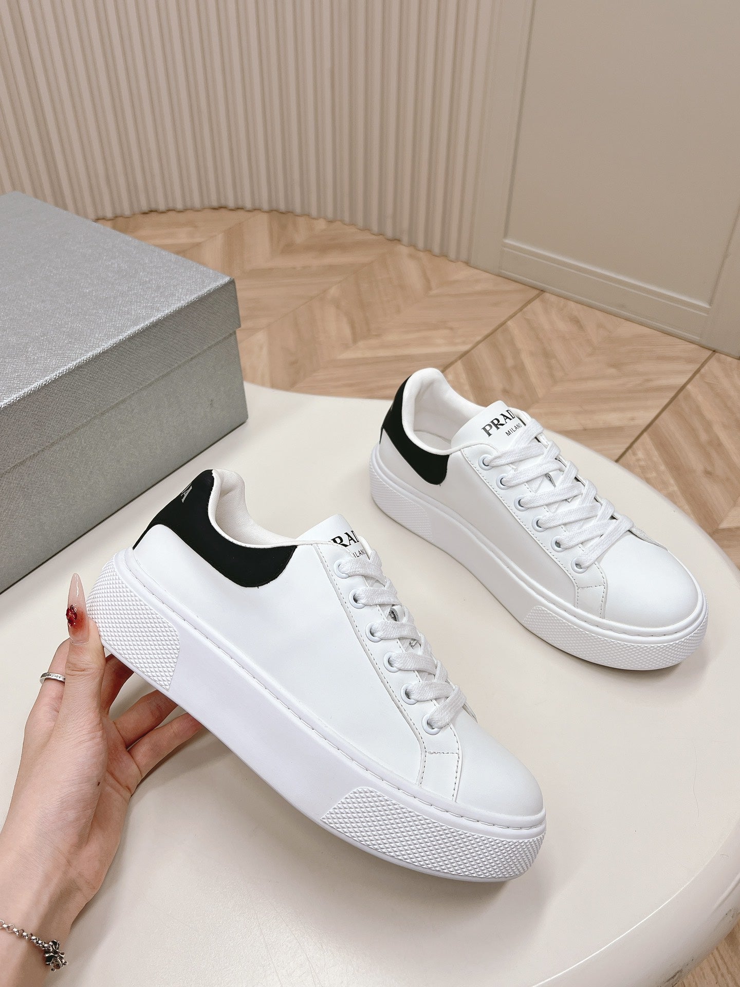 PRA RETRO SNEAKERS WHITE AND BLACK CALFSKIN、mysite、Cacoeks