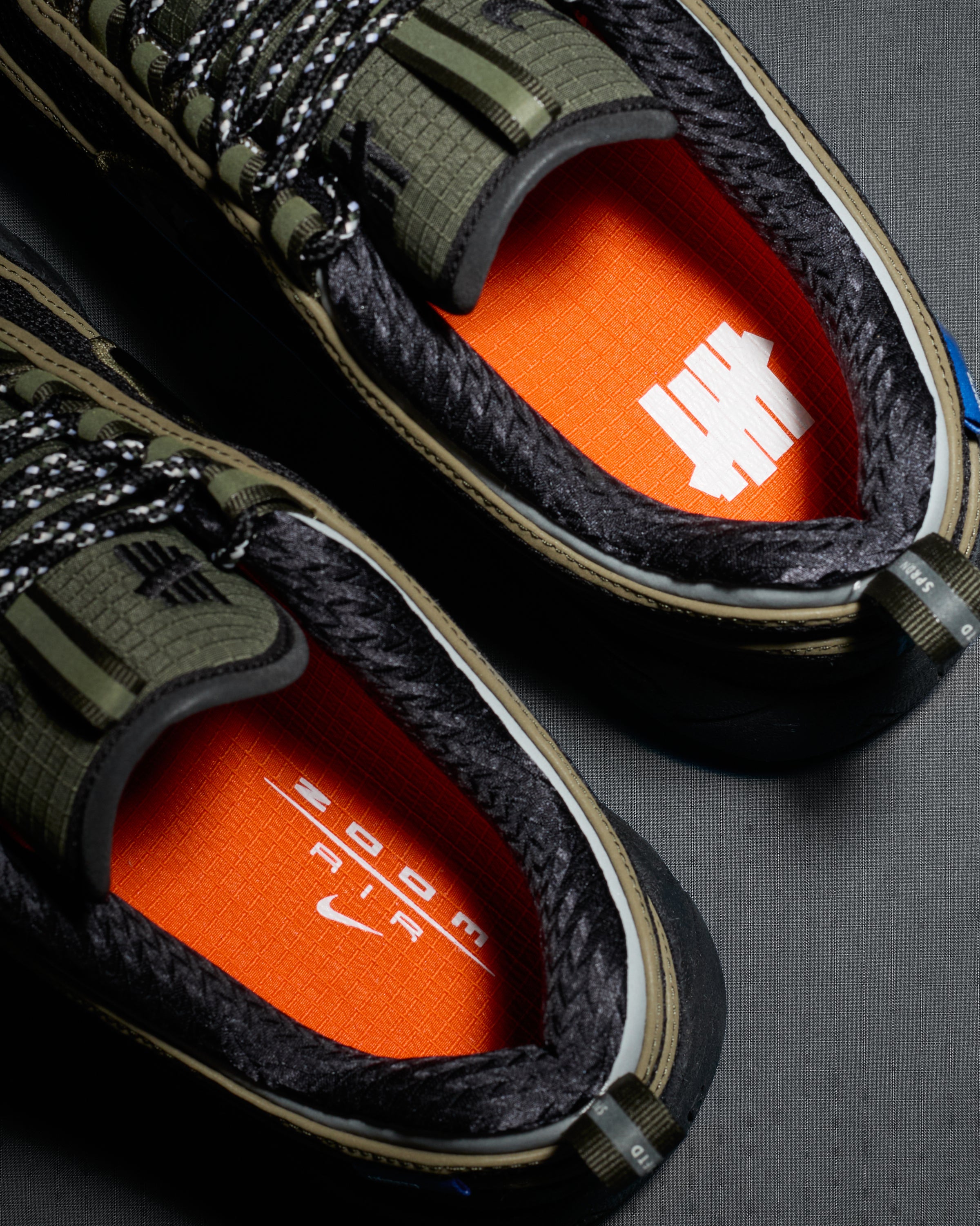 UNDEFEATED X NIKE AIR ZOOM SPIRIDON - CARGOKHAKI/ BLACK