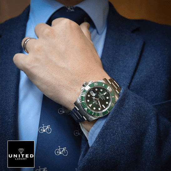 Rolex Submariner Hulk 116610LV Green Dial Replica 3 Rolex Submariner Hulk 116610LV Green Bezel Replica on his arm