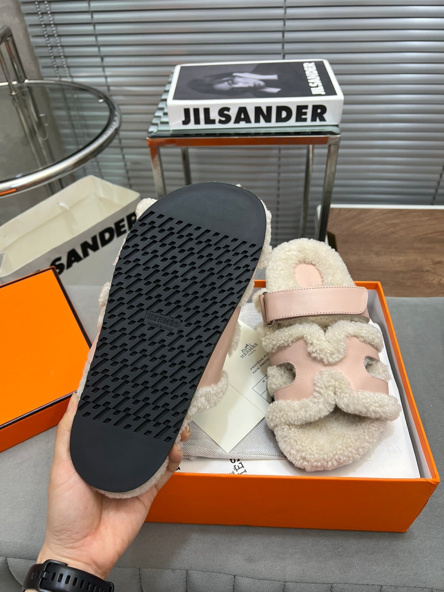 CHYPRE SLIPPERS IN BEIGE LAMB WOOL AND BABY PINK CALFSKIN、mysite、Cacoeks