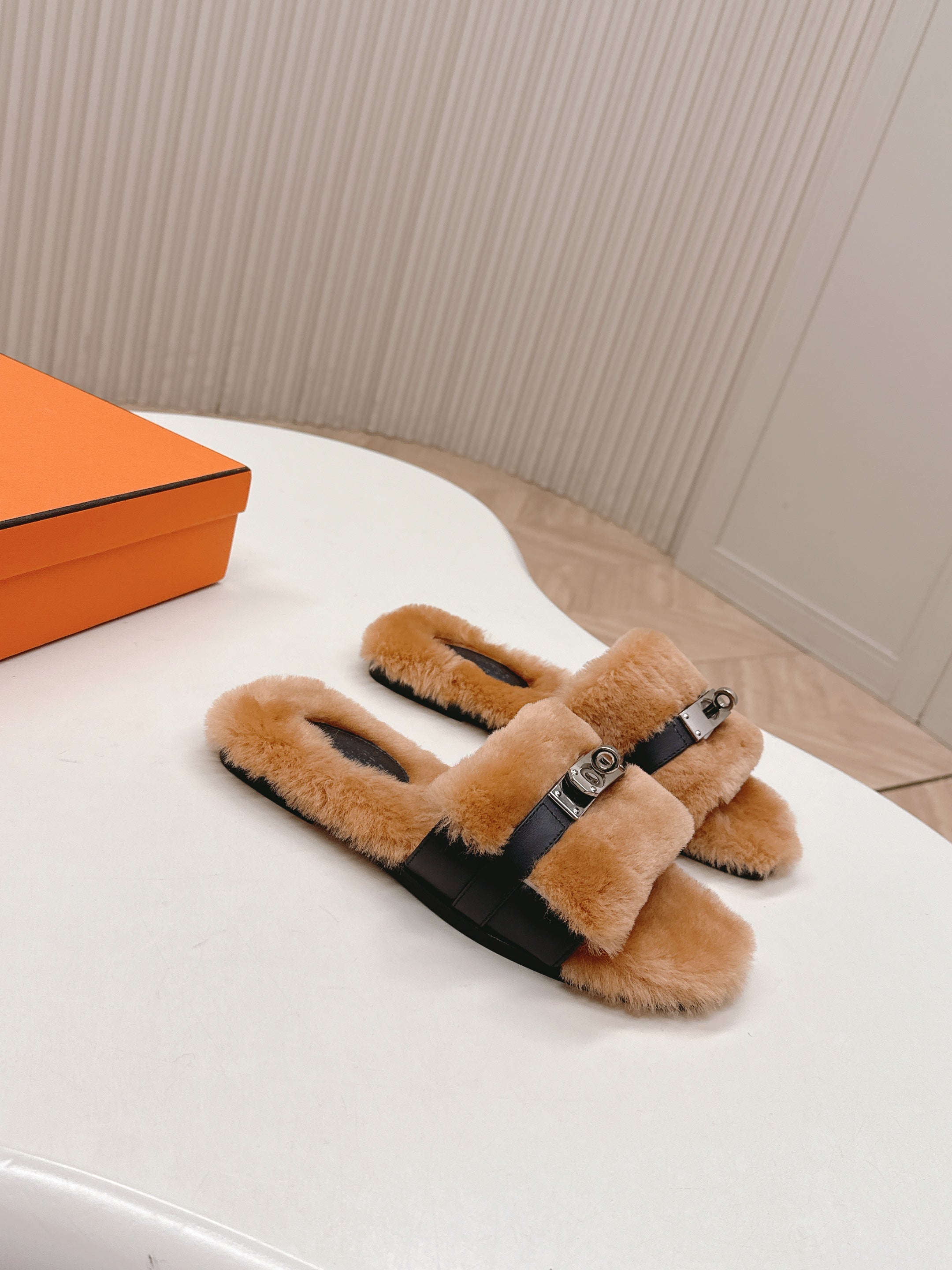 HM 25S ORAN SANDAL IN CLAY ORANGE SHEARLING WITH SILVER HARDWARE、mysite、Cacoeks