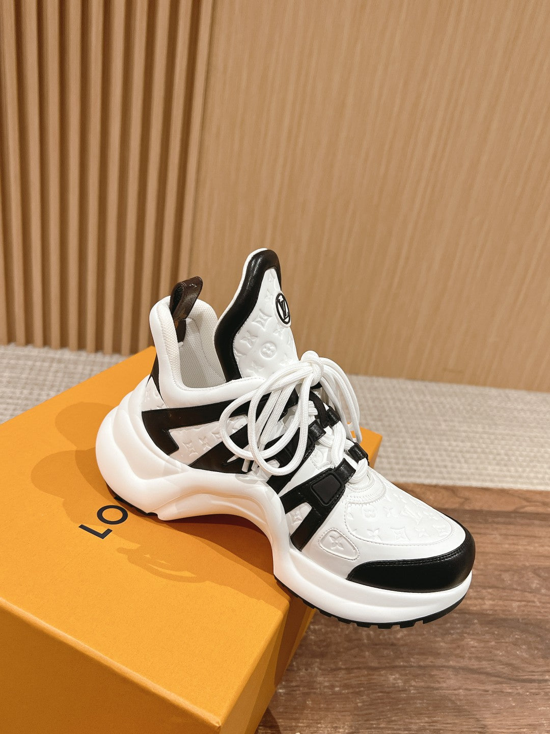 LV ARCHLIGHT SNEAKER IN WHITE MIX BLACK EMBOSSED CALFSKIN、mysite、Cacoeks