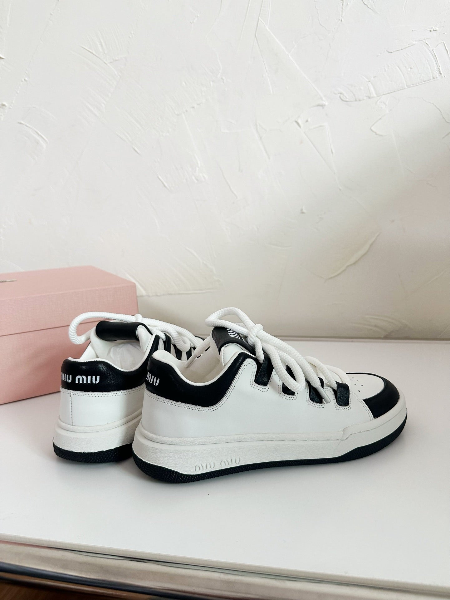 SNEAKERS SIMPLE DESIGN IN BLACK MIX WHITE SHEEPSKIN、mysite、Cacoeks