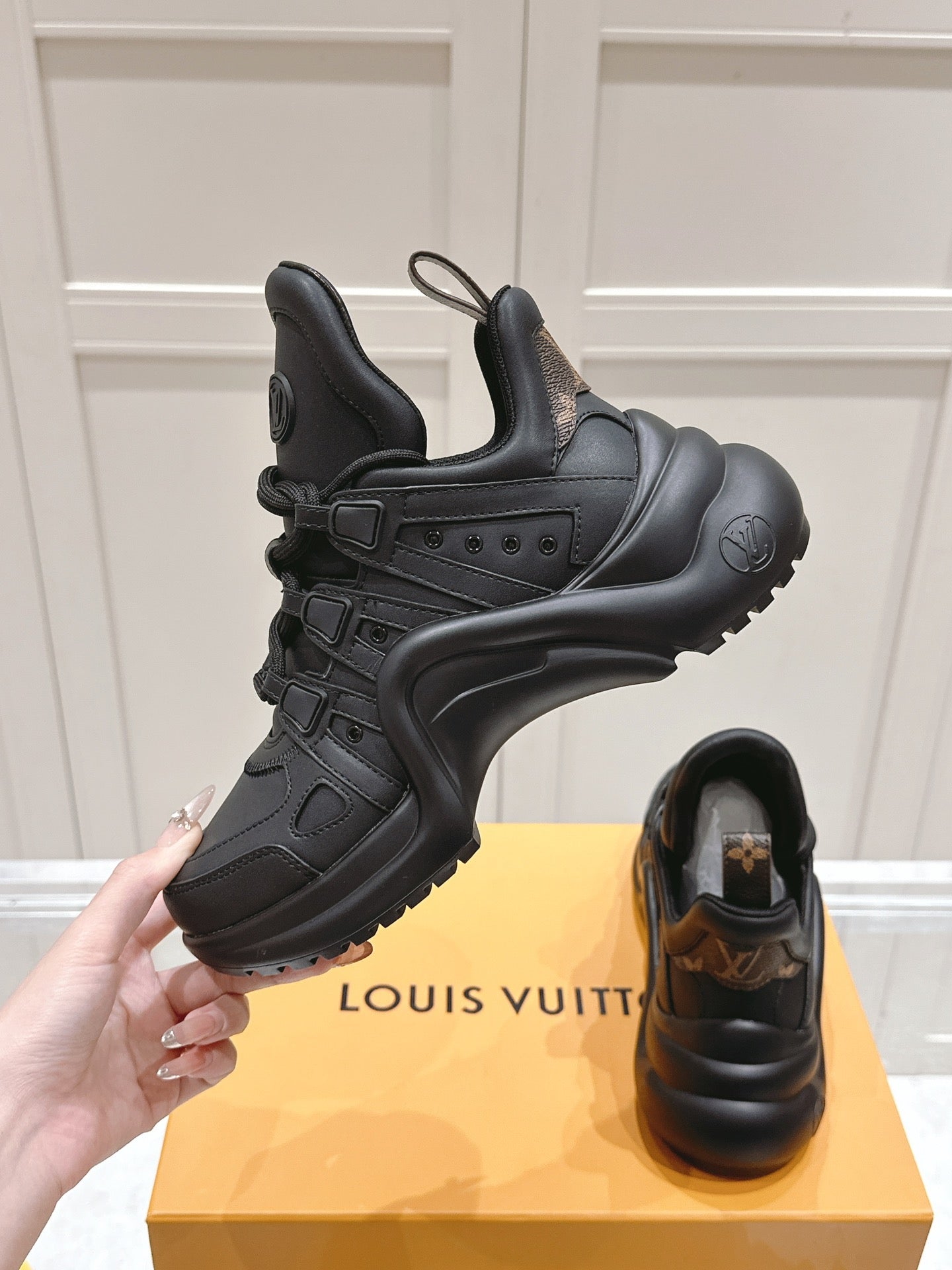 LV BARRACUDA SNEAKER IN BLACK CALFSKIN、mysite、Cacoeks