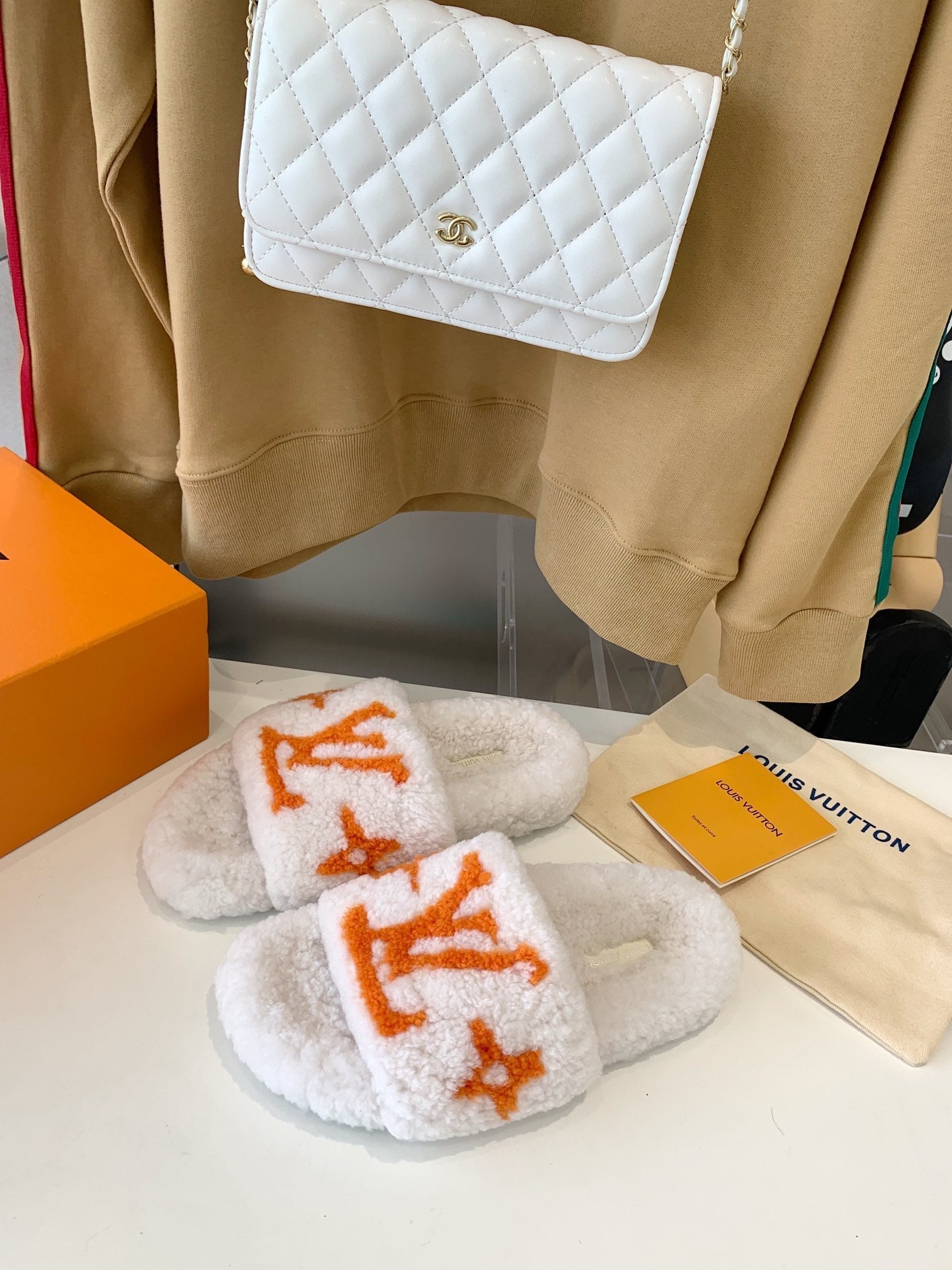 LV WOMEN'S PASEO FLAT SLIPPER IN WHITE FLEECE WITH ORANGE LOGO、mysite、Cacoeks