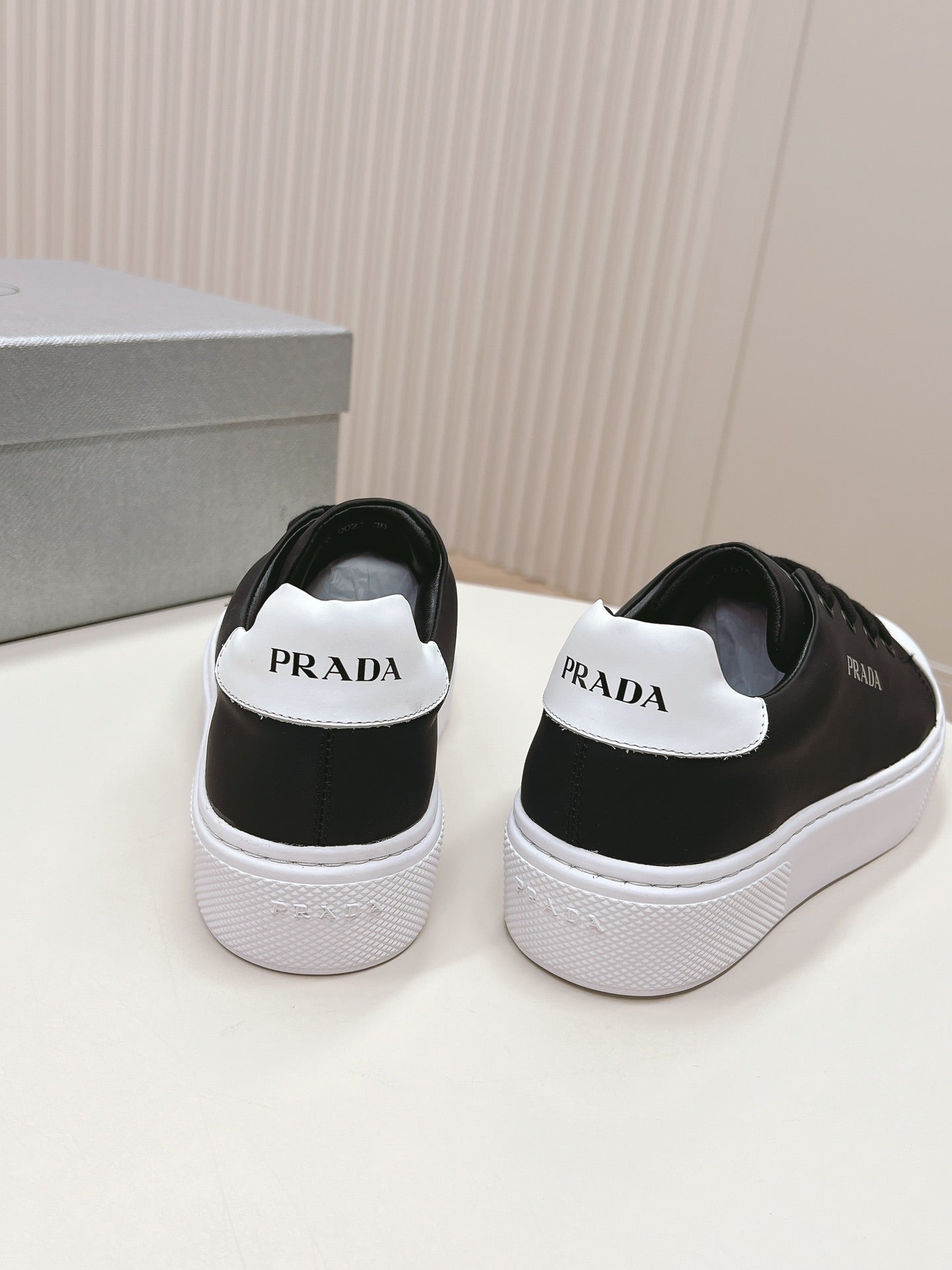 PRA LOGO OUTLET BASIC SNEAKERS BLACK AND WHITE TOE CALFSKIN、mysite、Cacoeks