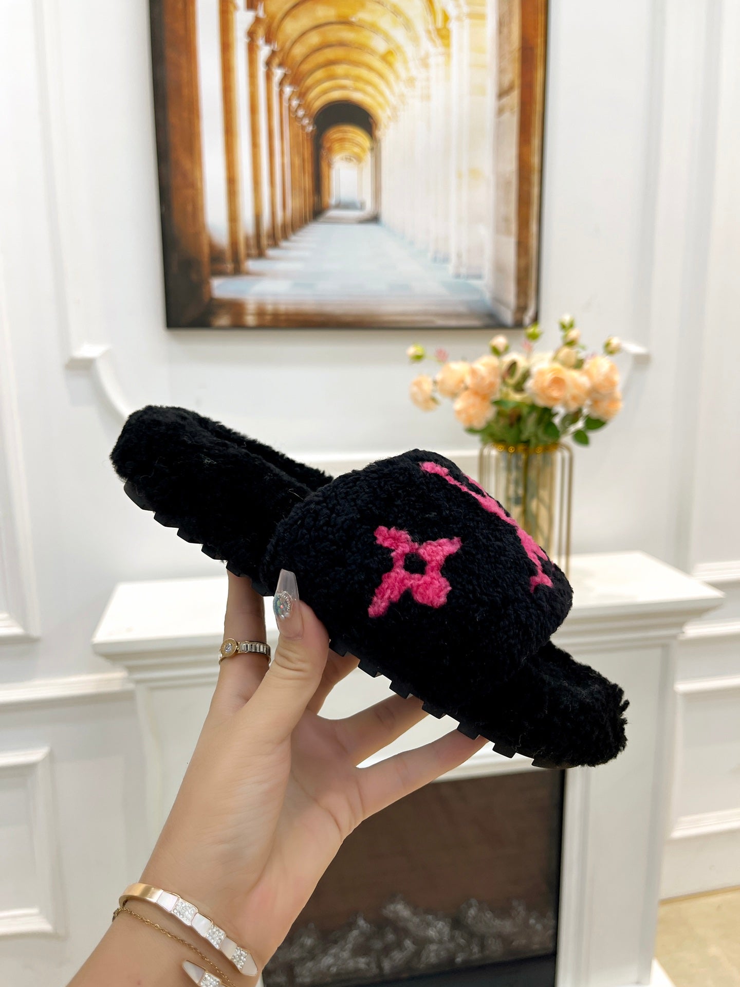LV FLAT SLIPPER IN BLACK MIX BRIGHT PINK SHEARLING、mysite、Cacoeks