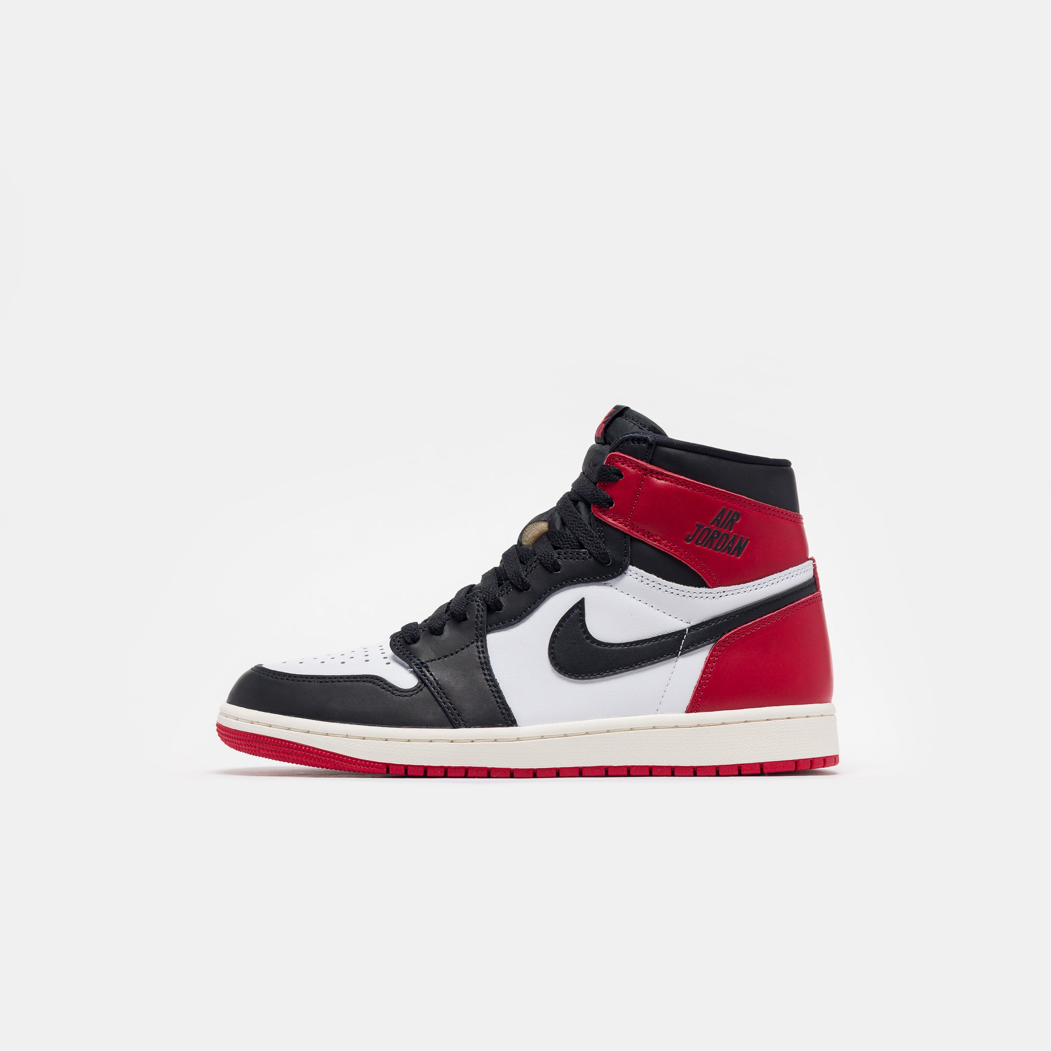 Air Jordan 1 Retro High OG Sneaker in White/Black/Varsity Red/Sail