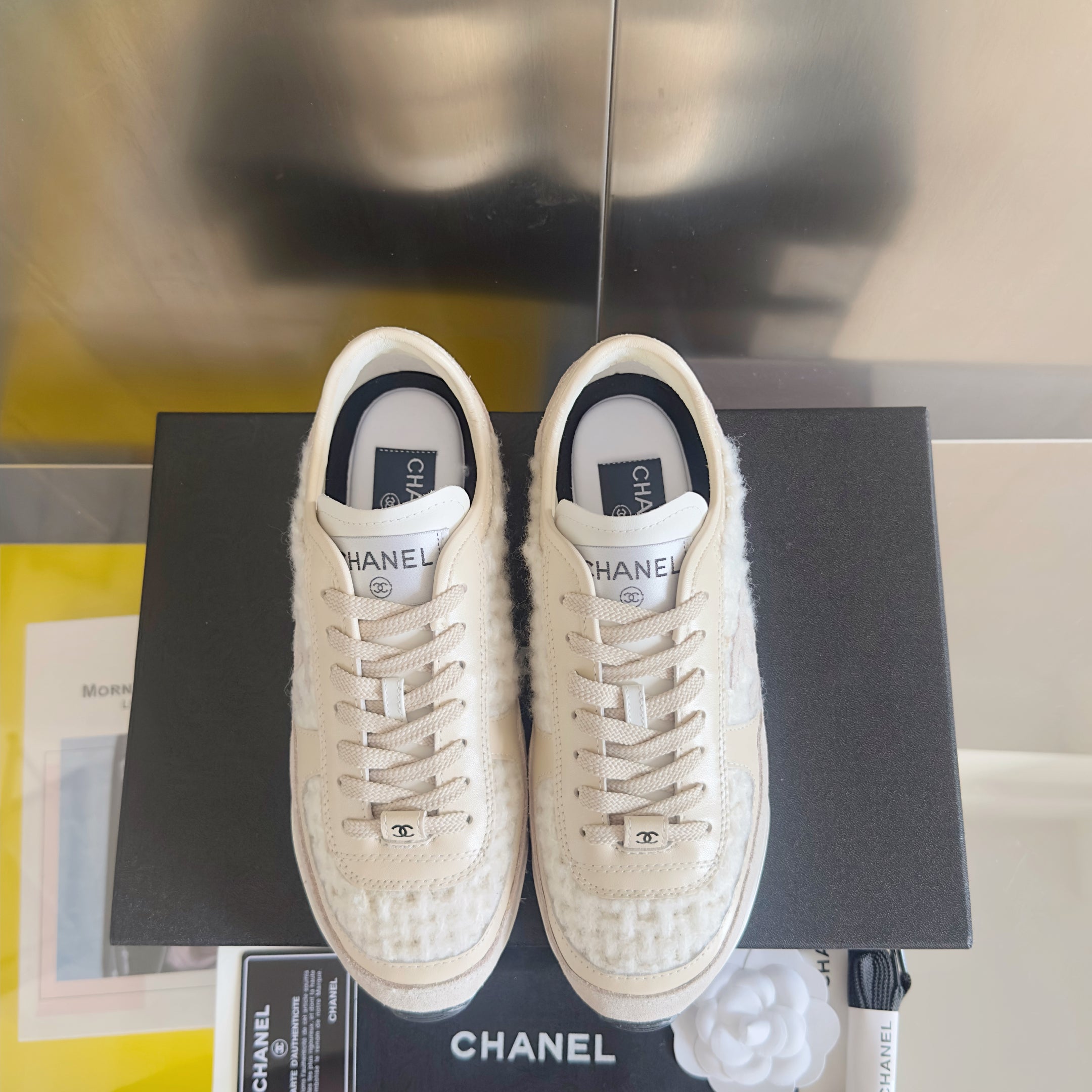 CHANEL 25S SNEAKERS 20MM IN WHITE CALFSKIN AND SUEDE、mysite、Cacoeks